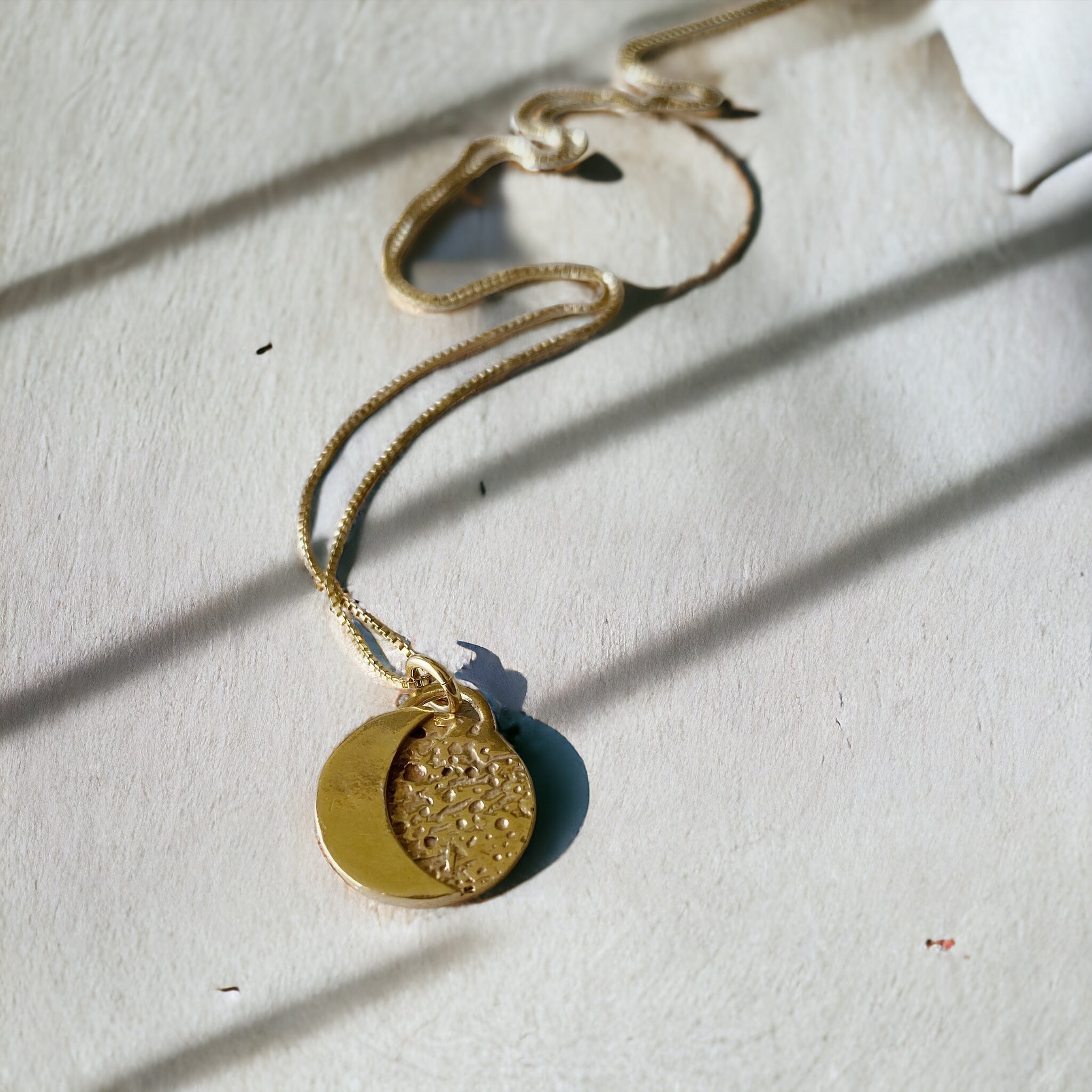 Collar Medalla Luna Gold