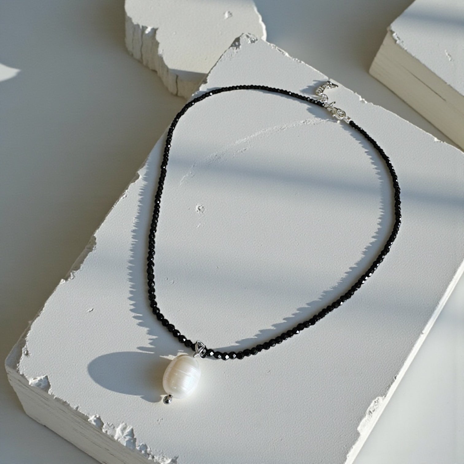 Collar obsidiana y perla