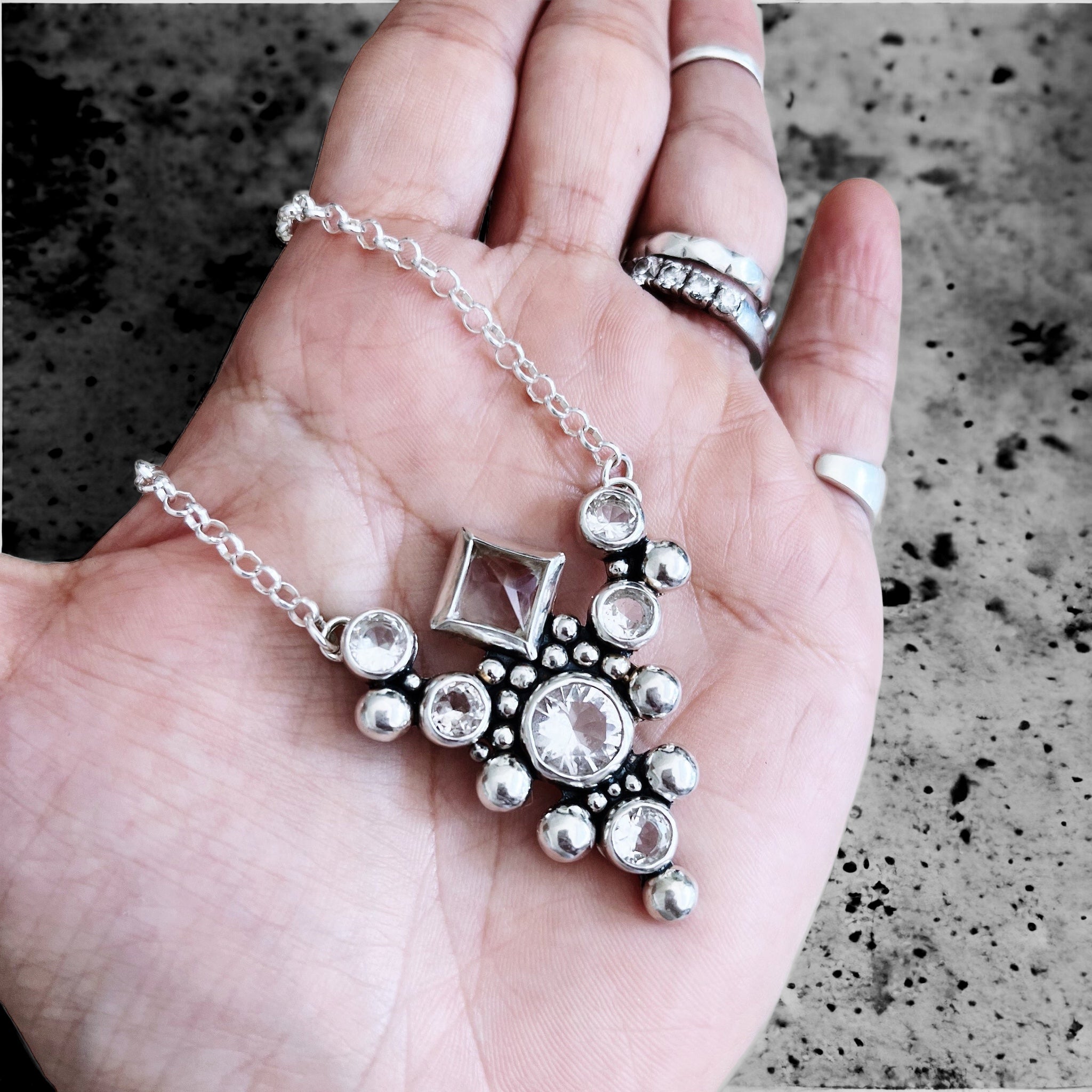 Collar Reina Victoria White - PREVENTA