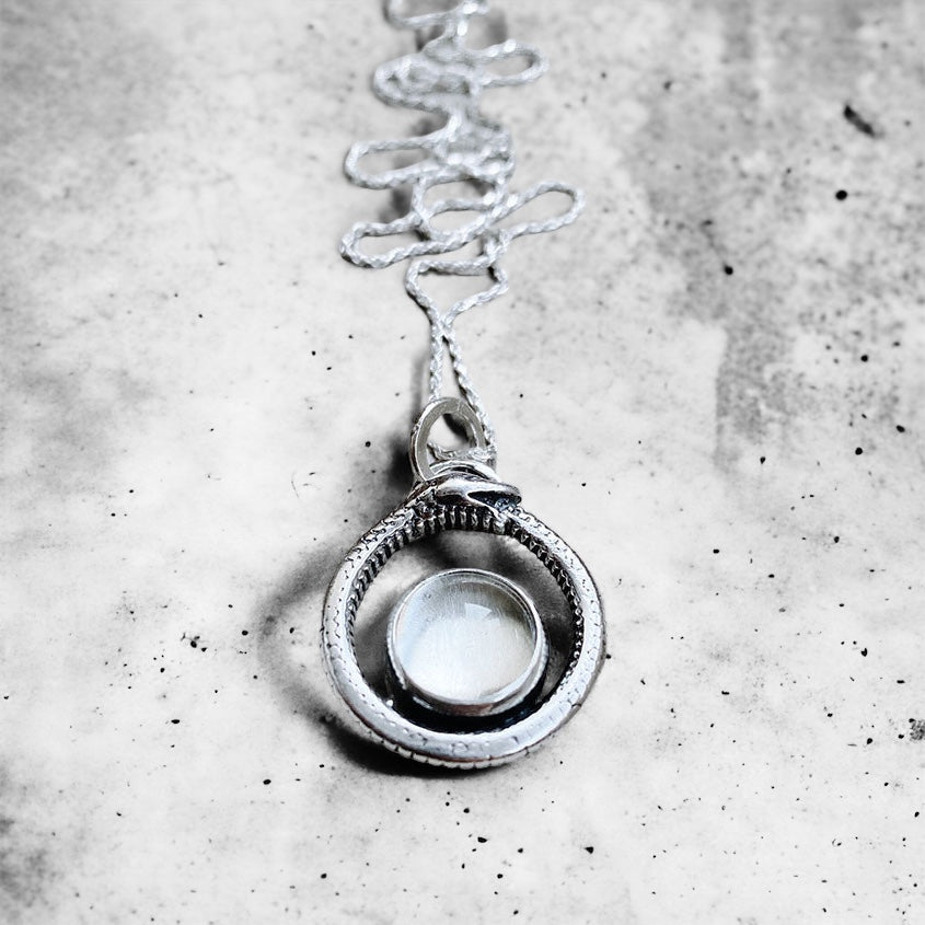 Colgante Ouroboros Cuarzo Transparente - PREVENTA