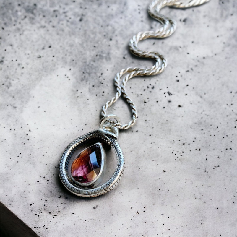 Colgante Ouroboros Gota Granate Briolette