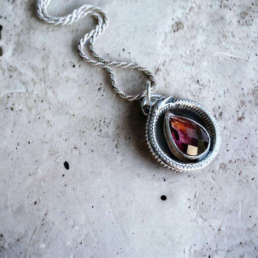 Colgante Ouroboros Gota Granate Briolette