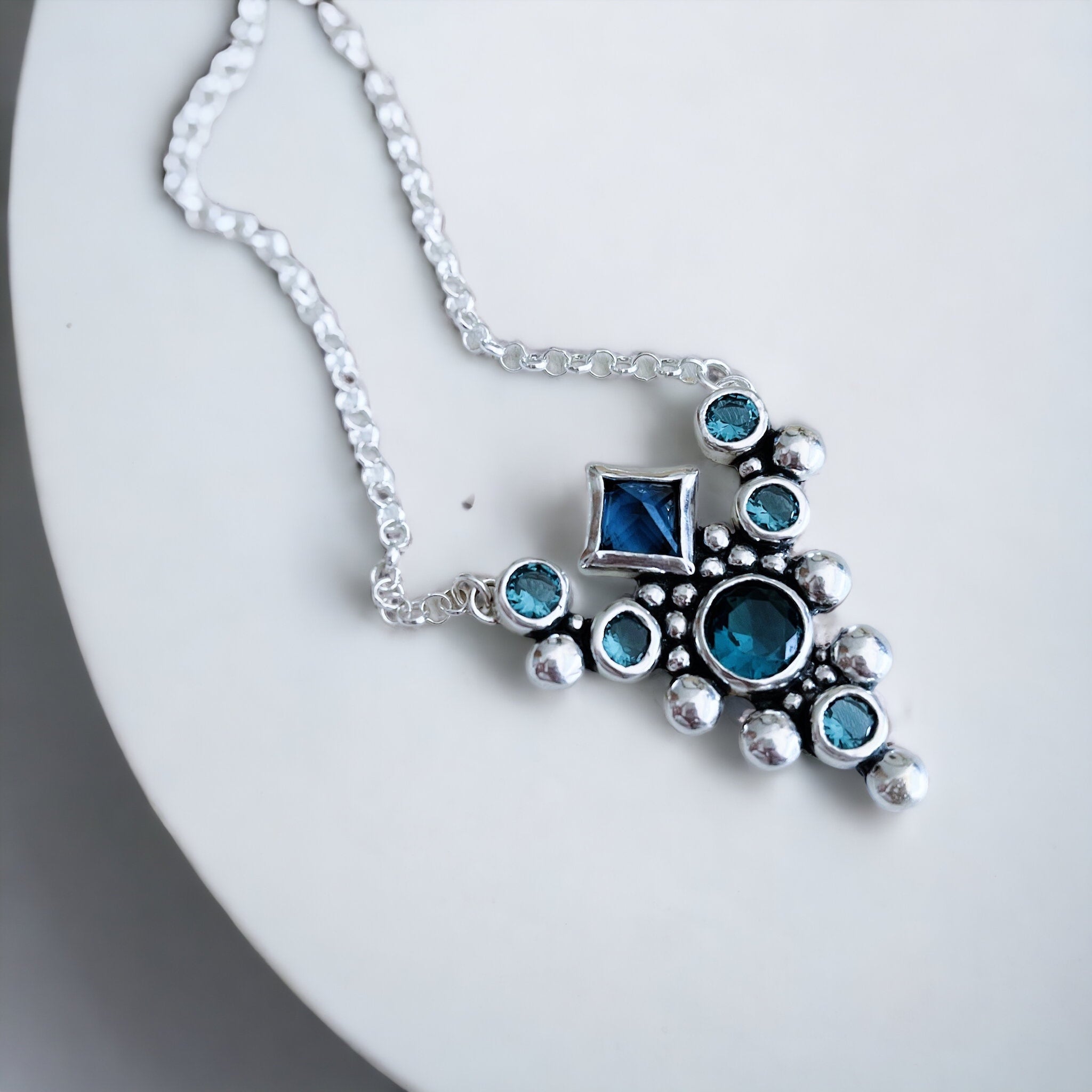 Collar Reina Victoria - London Blue