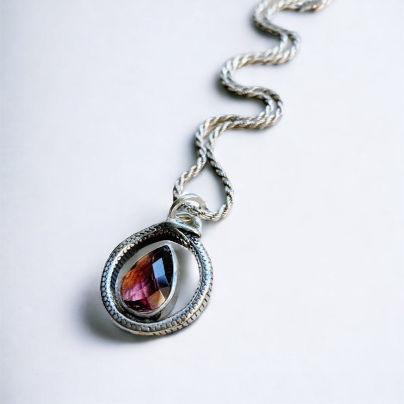 Colgante Ouroboros Gota Granate Briolette