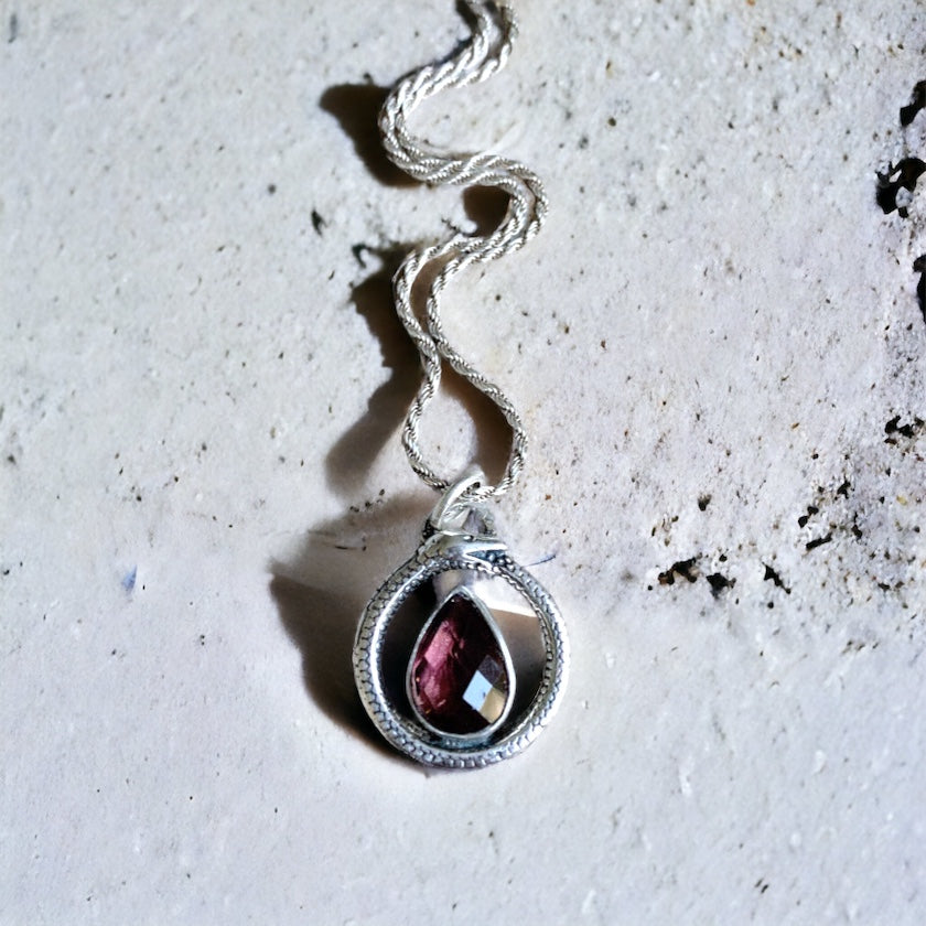Colgante Ouroboros Gota Granate Briolette
