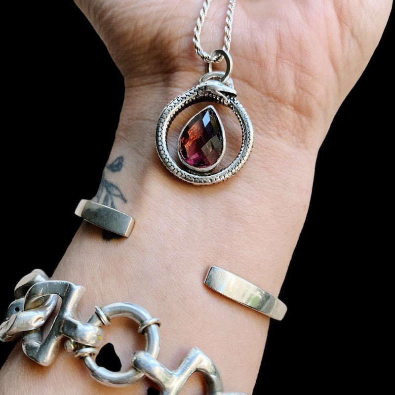Colgante Ouroboros Gota Granate Briolette