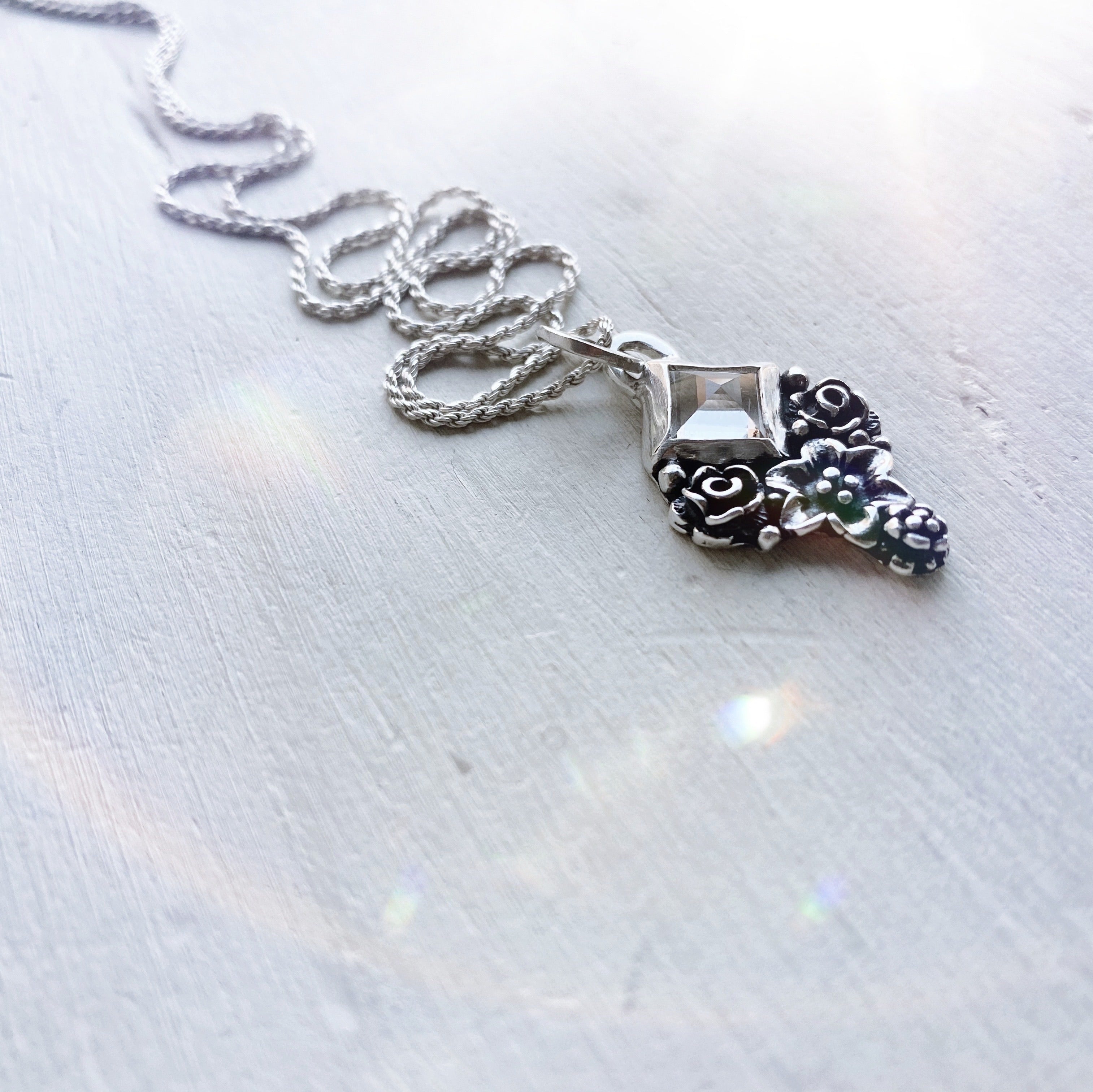 Colgante Prisma Flor Topacio Blanco