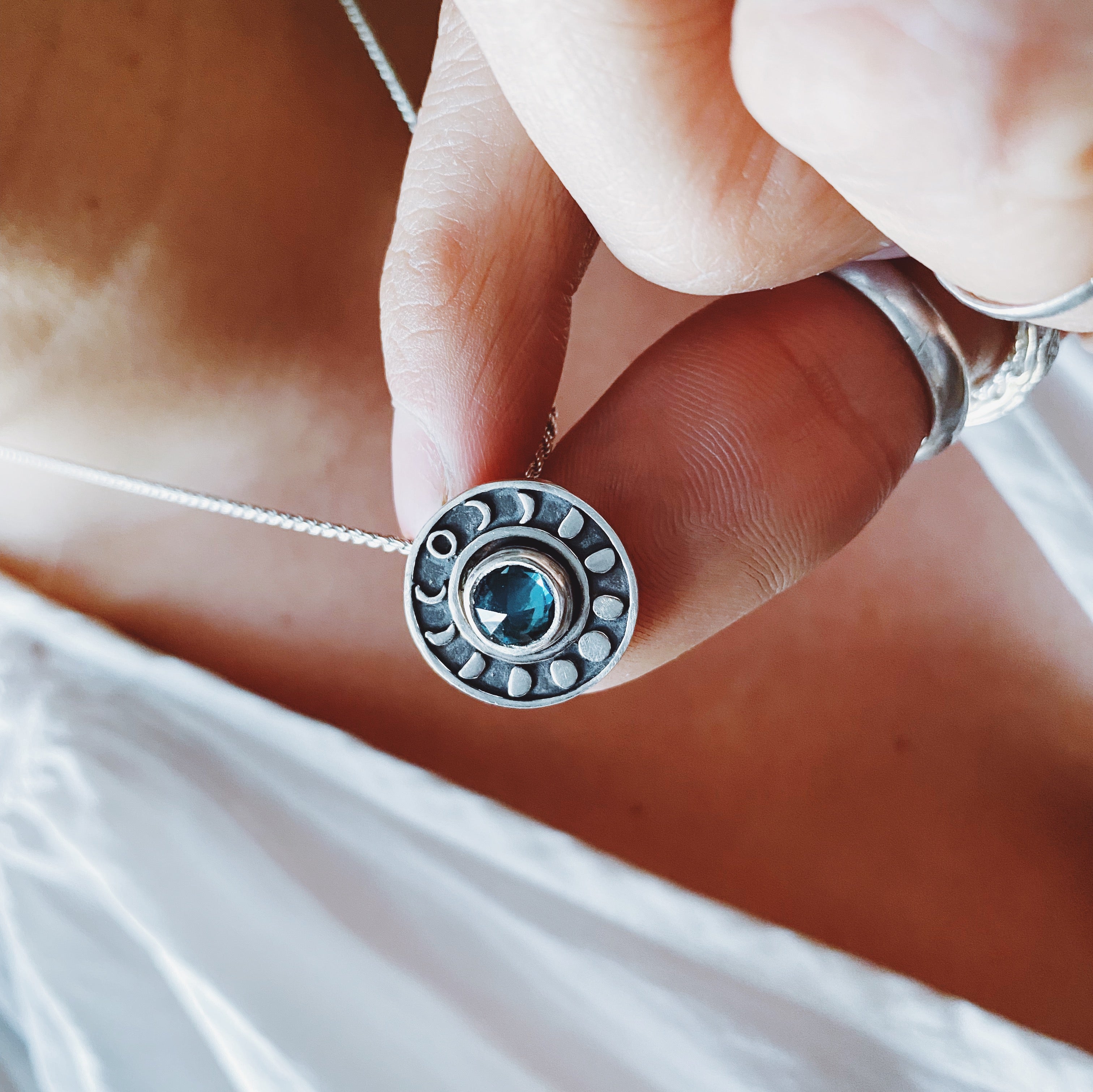 Colgante Medalla Ciclo Lunar Topacio London Blue