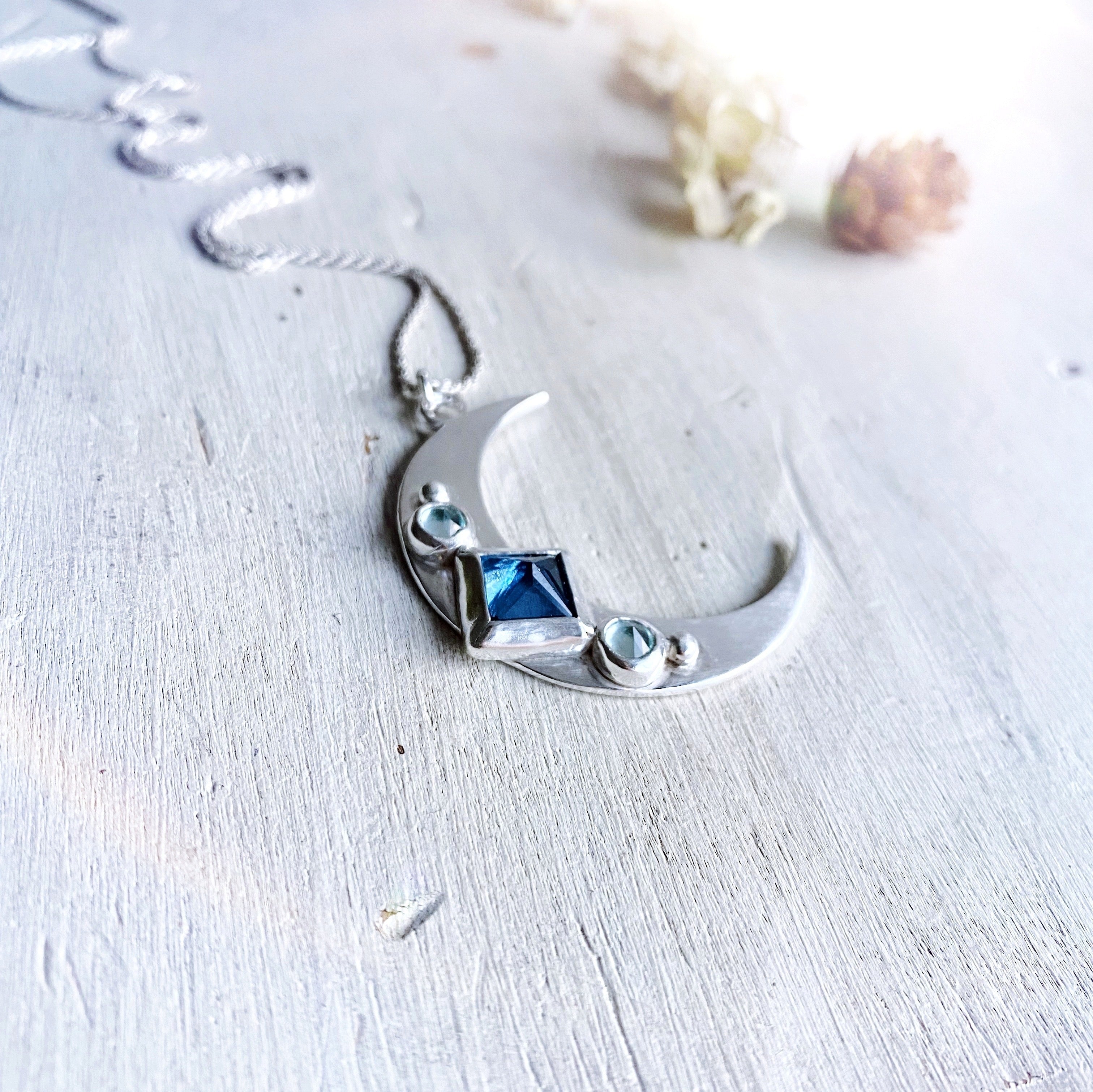 Colgante Starry New Moon + Topacios Azules