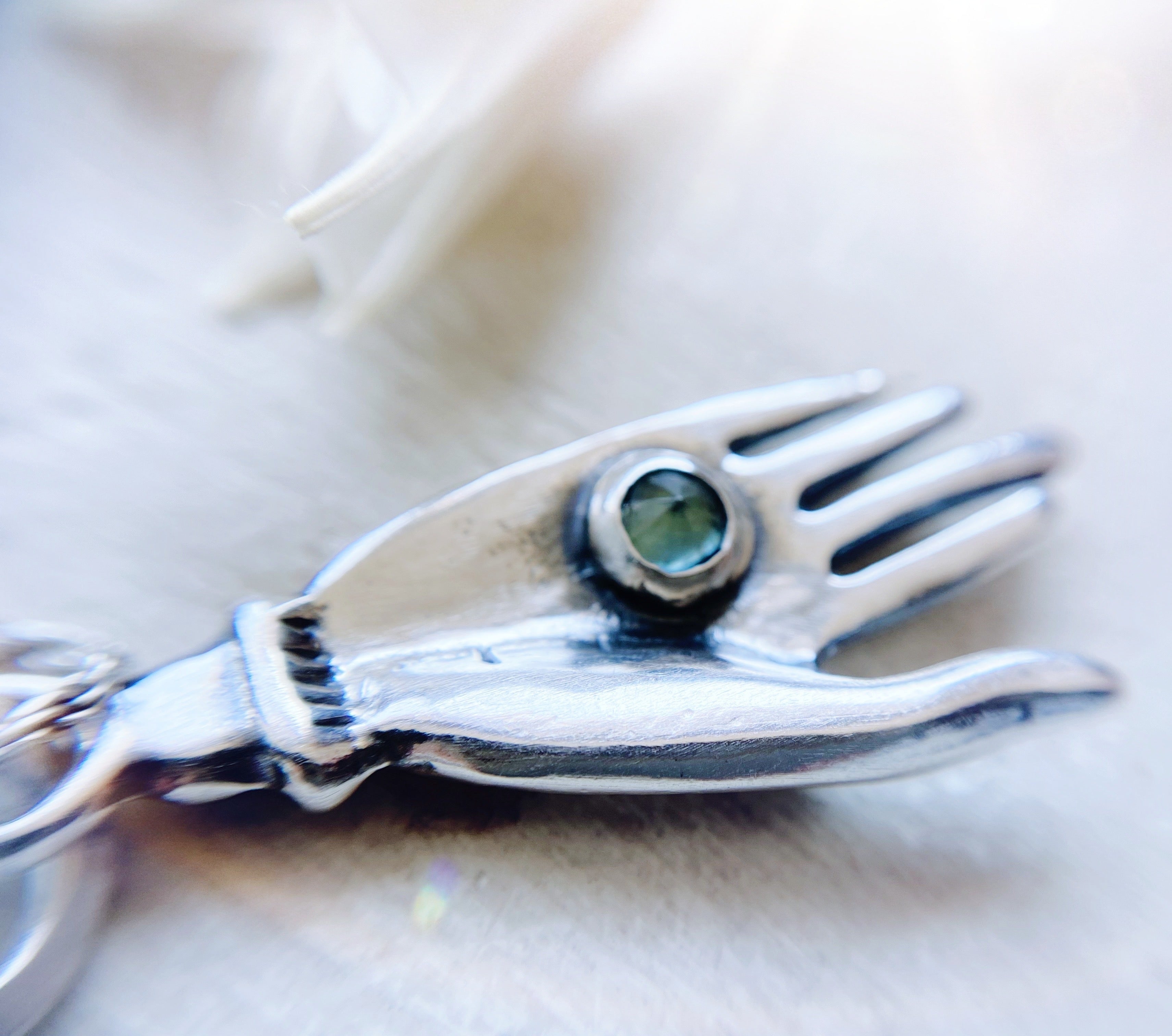 Colgante Mistic Hamsa Topacio London Blue - PRE ORDER