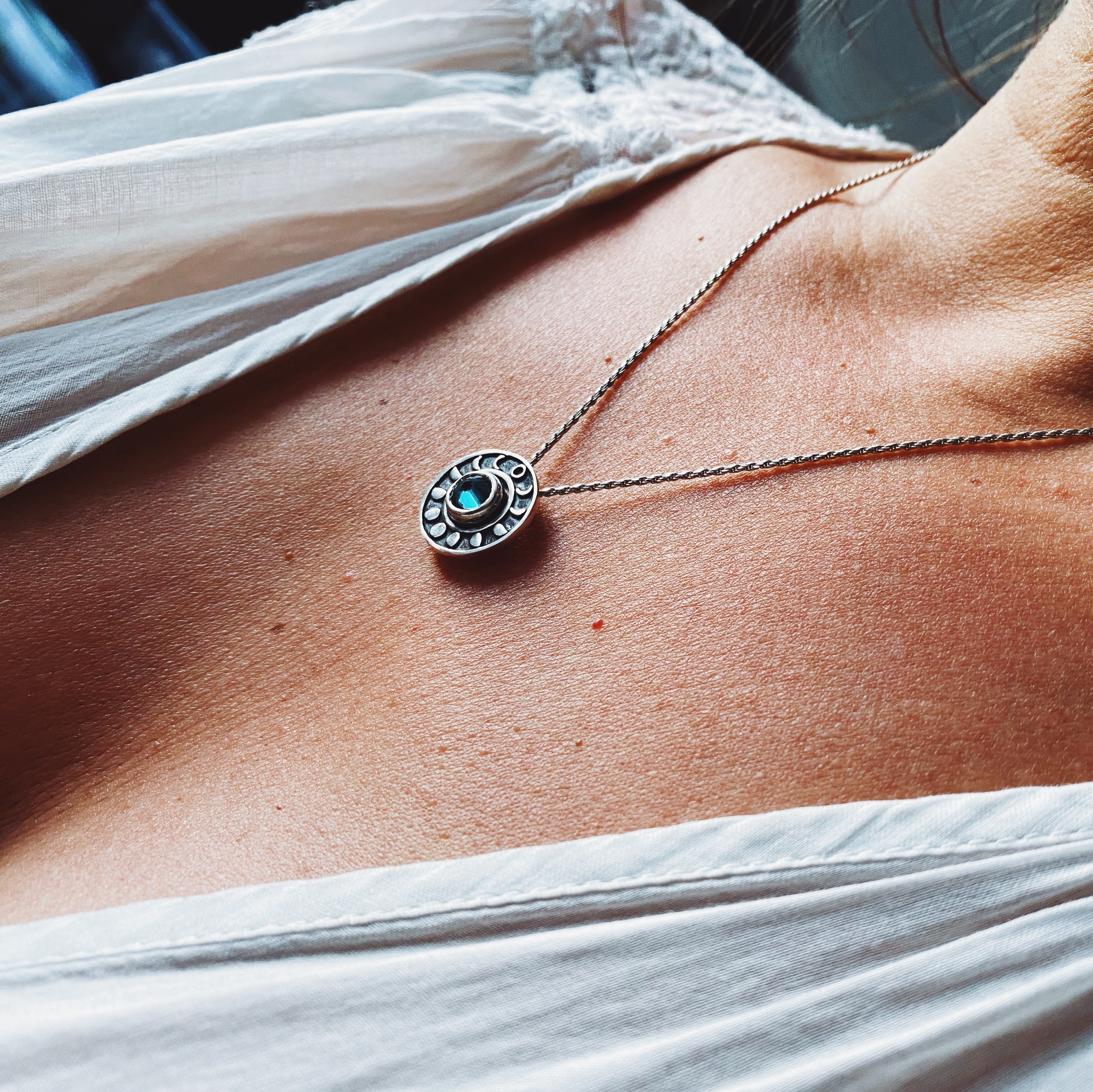 Colgante Medalla Ciclo Lunar Topacio London Blue