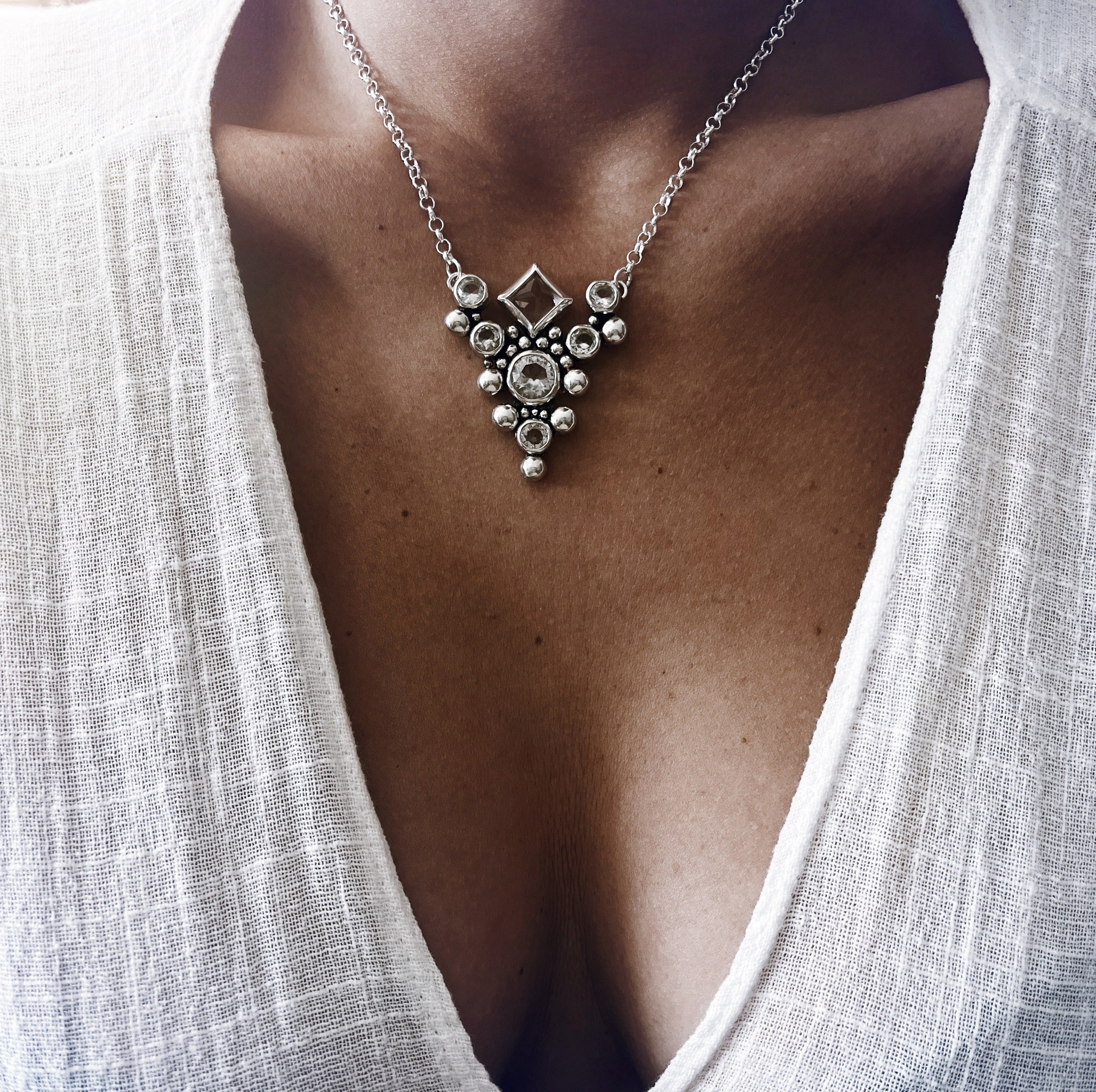 Collar Reina Victoria White - PREVENTA