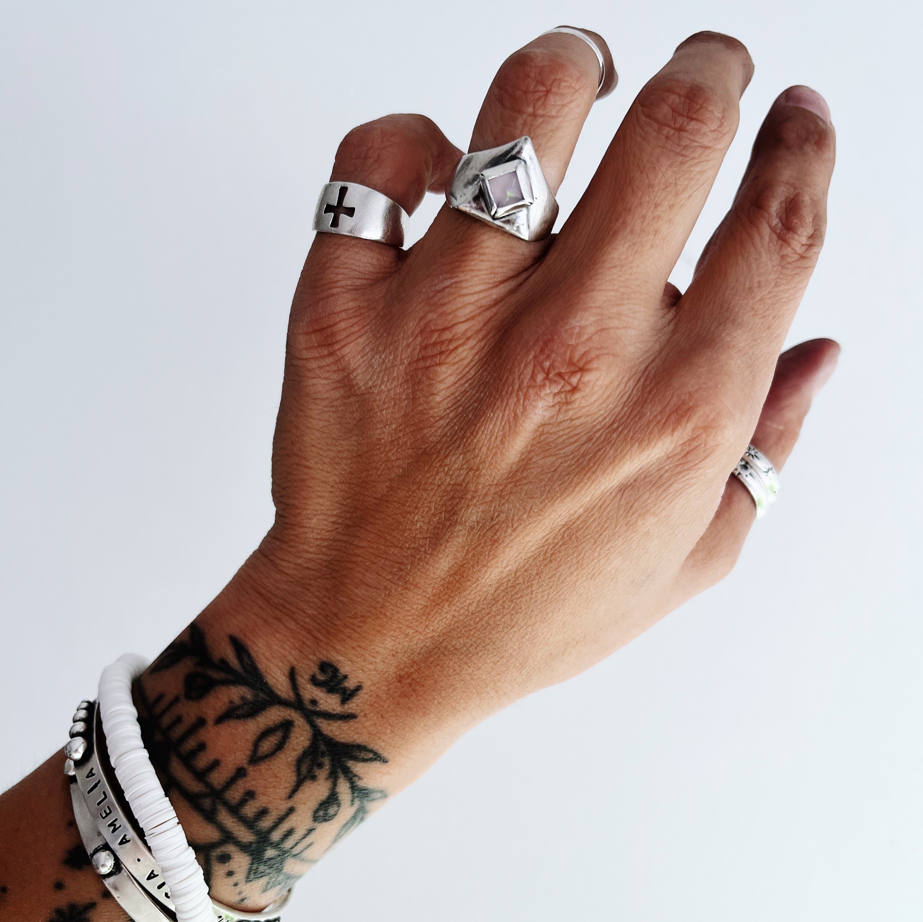 Anillo Sello Triangulo Cuarzo Rosado Moo lo