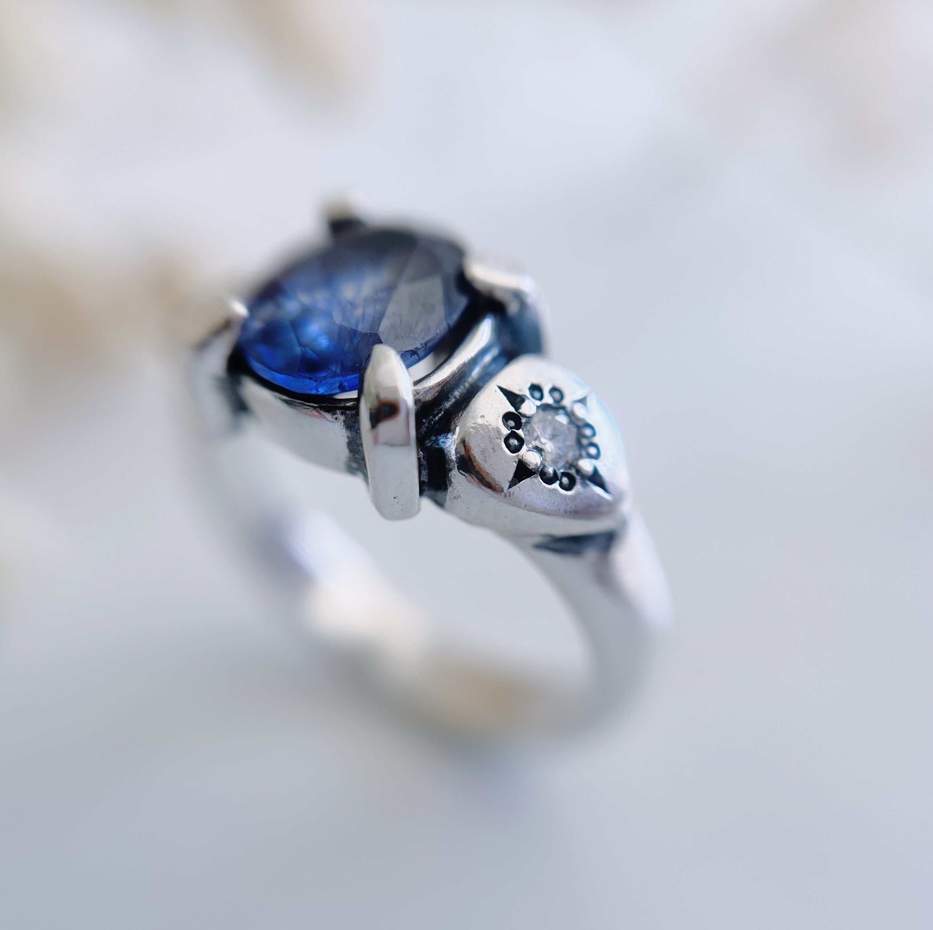 Anillo Lourdes Cianita y Moissanita