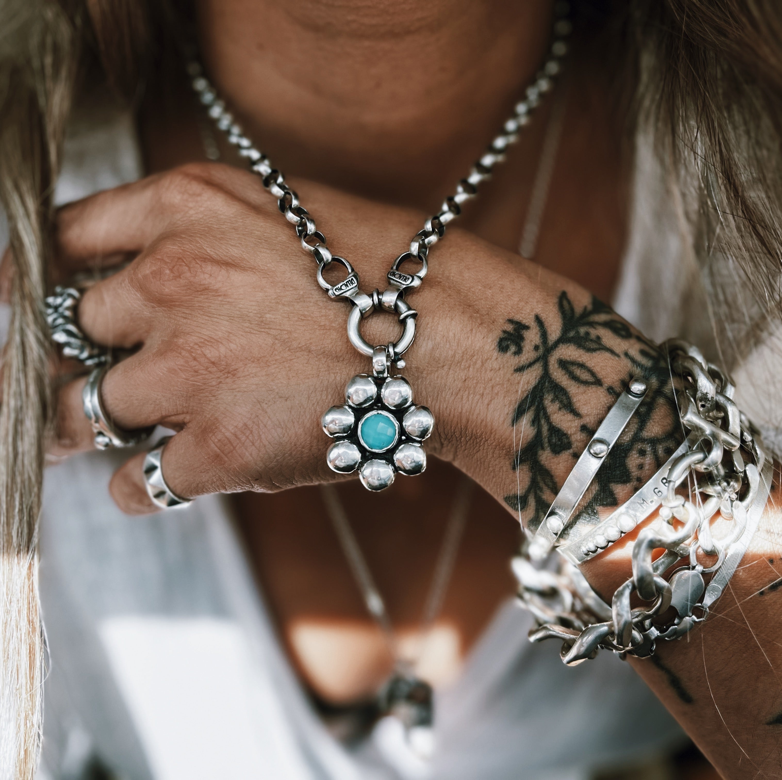 Colgante Florcita Pelotona - Tienda Delacons Joyas