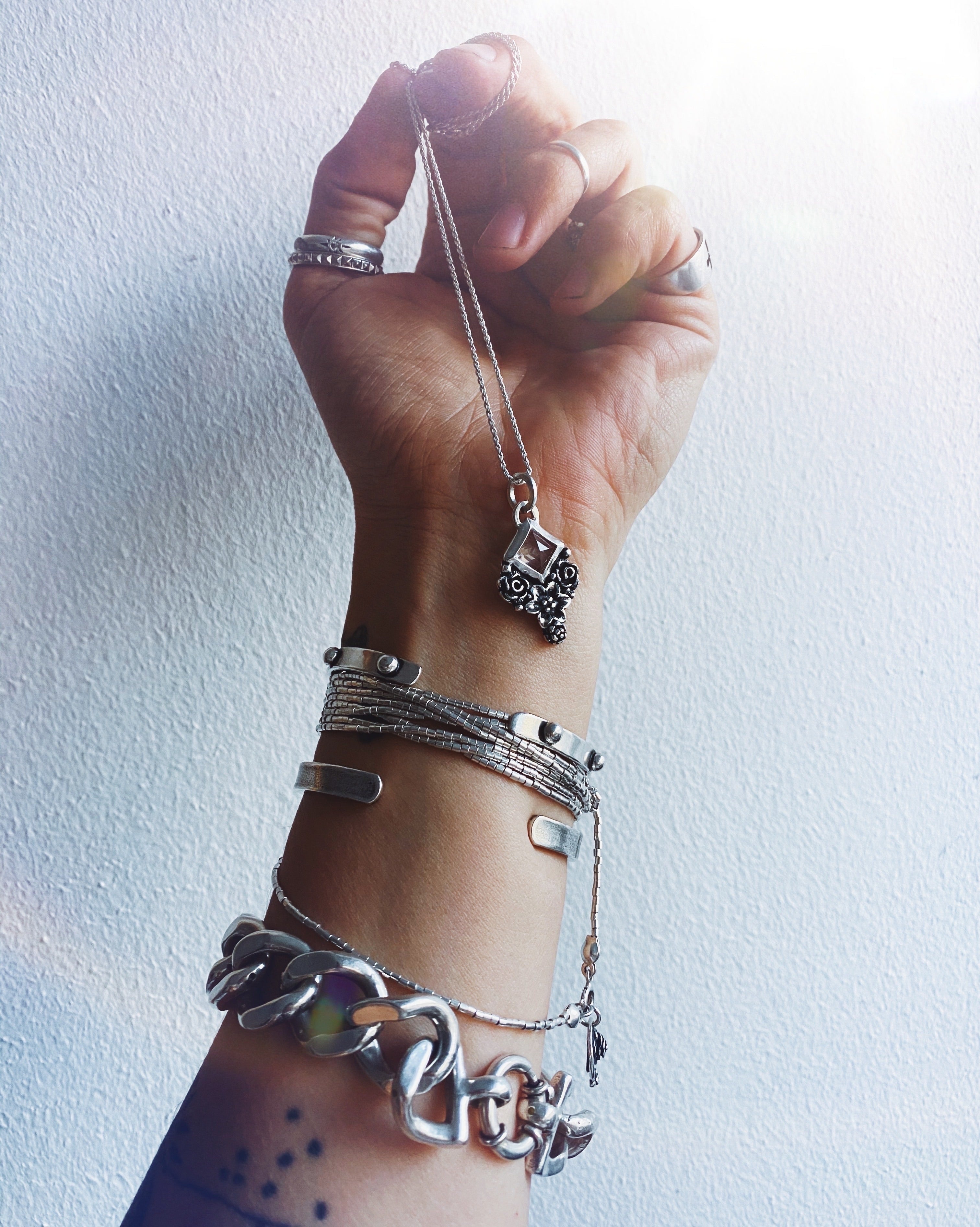 Colgante Prisma Flor Topacio Blanco