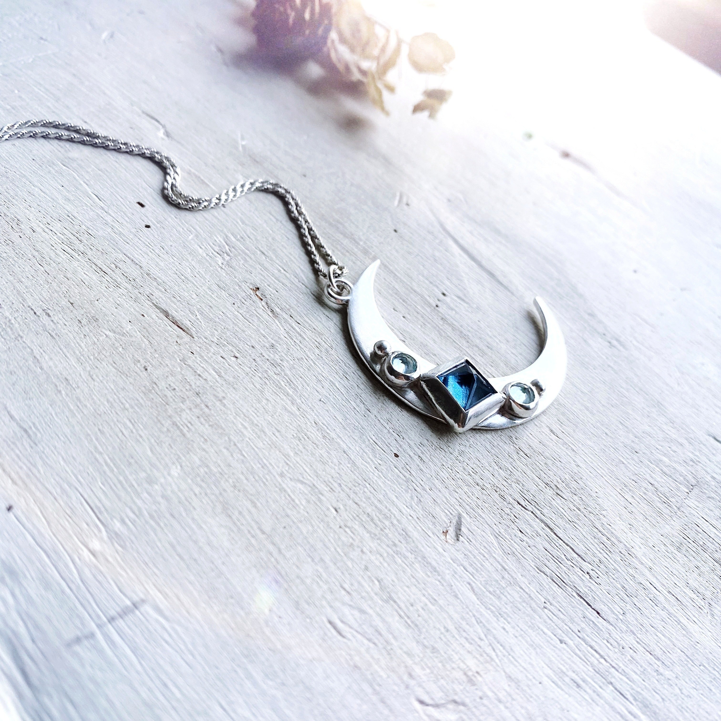 Colgante Starry New Moon + Topacios Azules