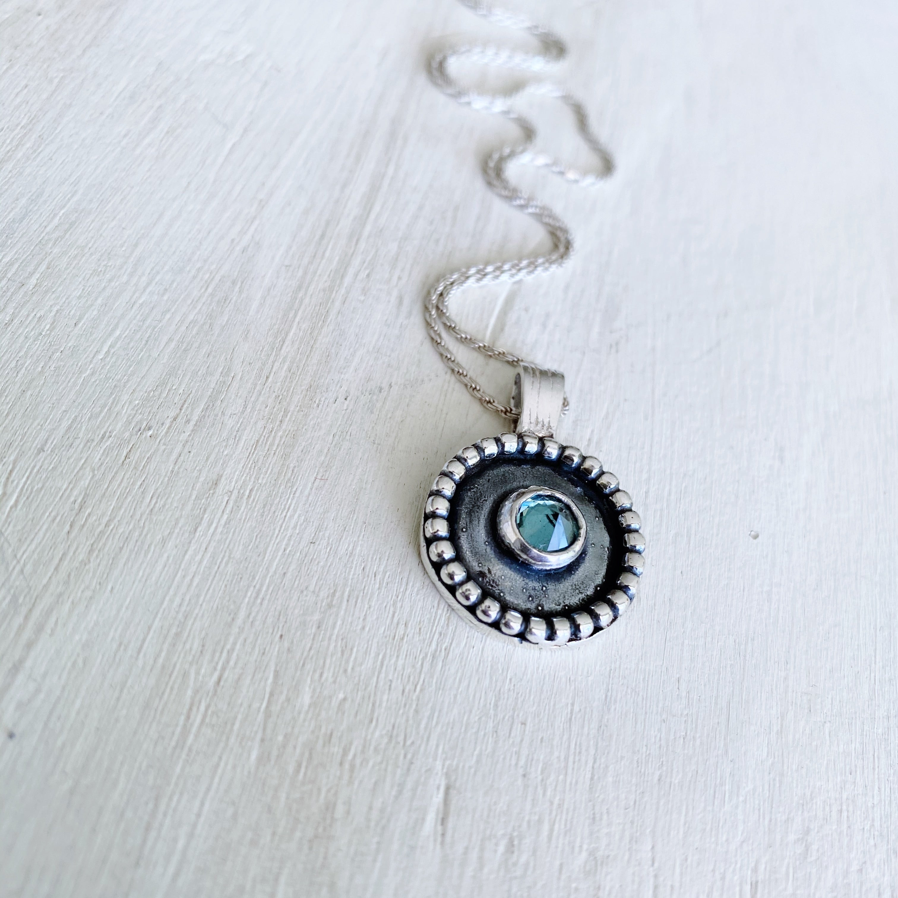 Colgante Medalla Cira Topacio London Blue
