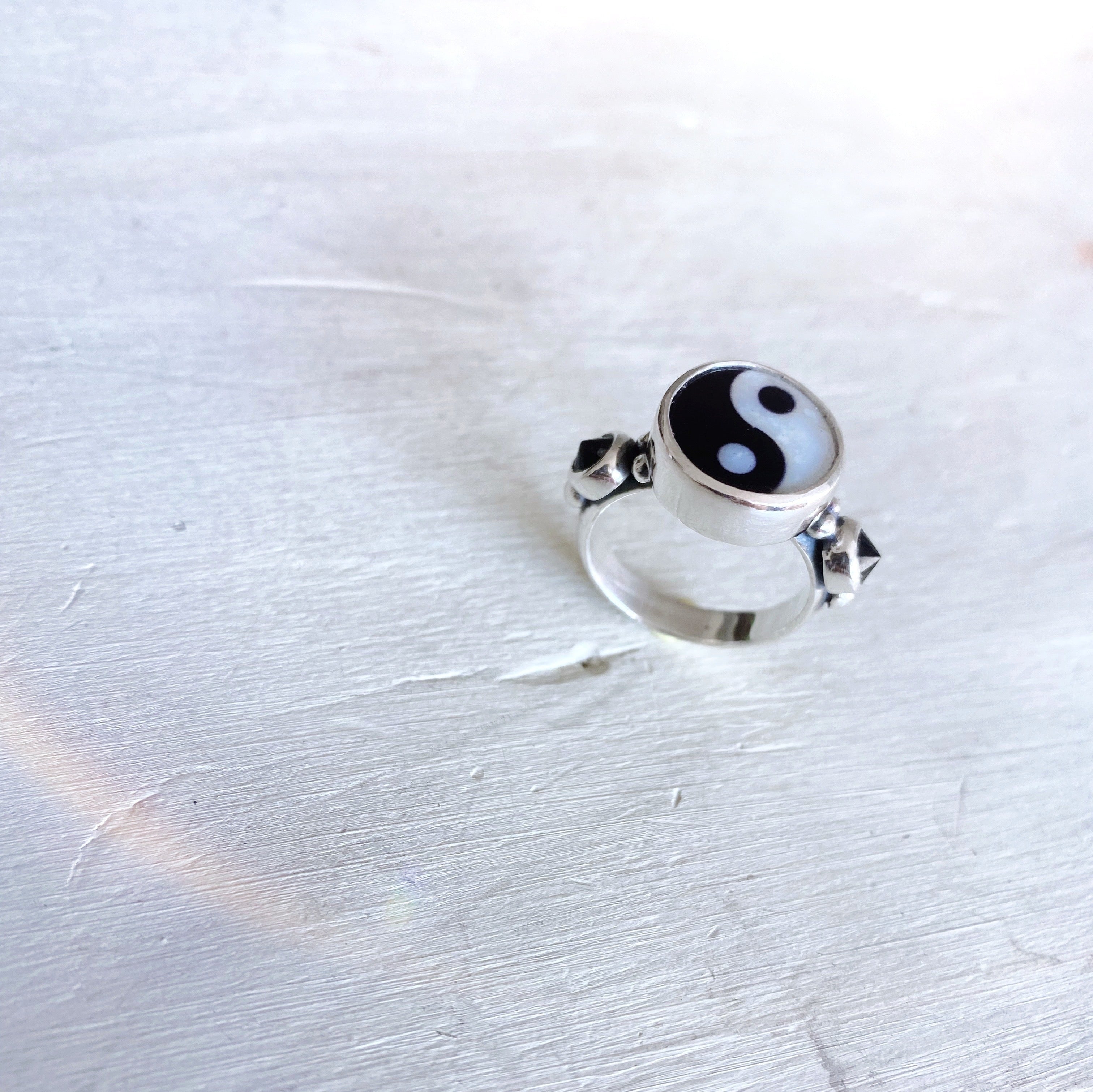 Anillo Ying Yang nacar + Onix