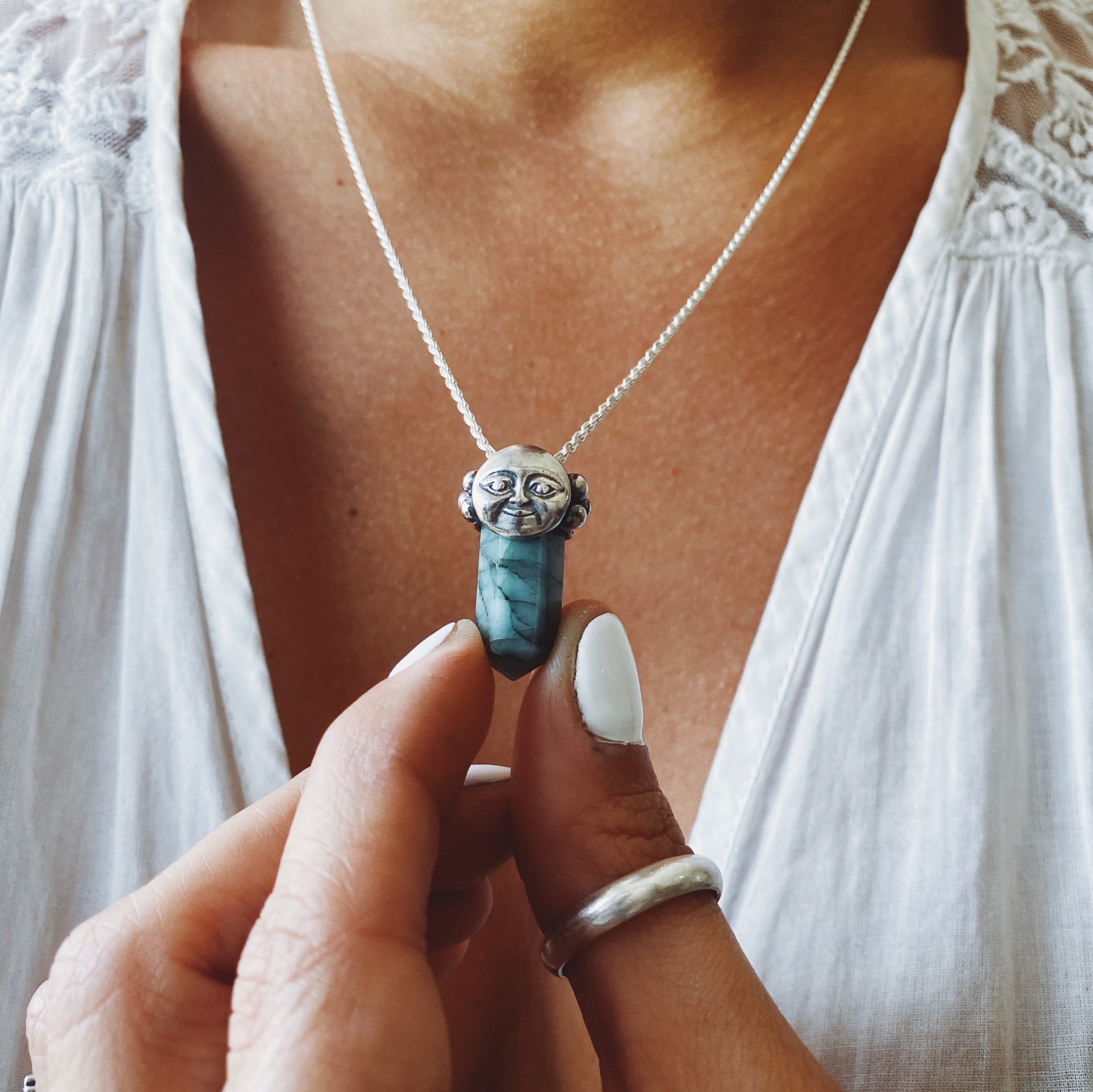 Colgante Moonface Dots raíz de Esmeralda