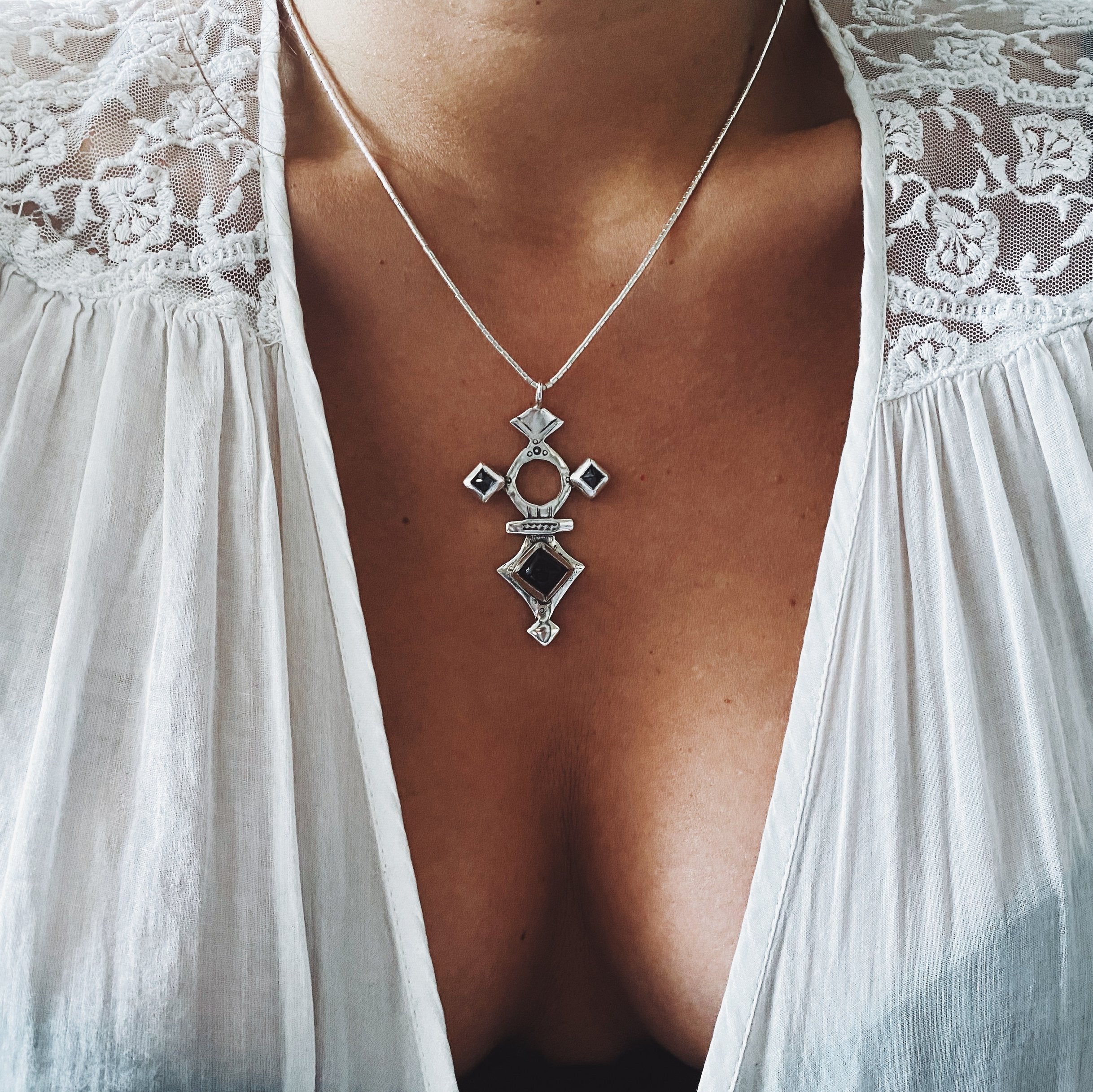 Colgante cruz Tuareg - Topacios Blancos