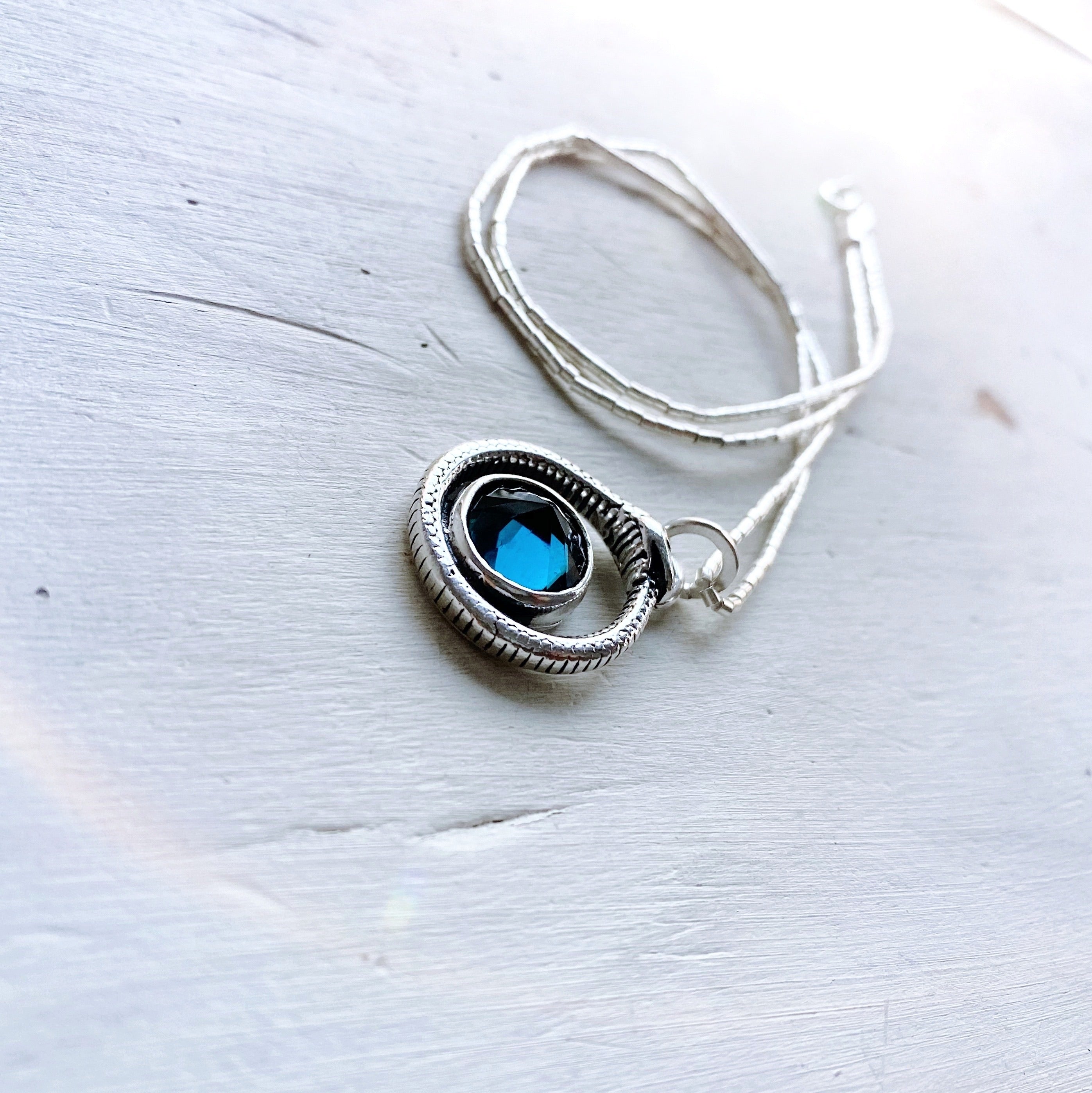 Colgante Ouroboros Topacio London Blue + Cadena Mostacillas - PRE ORDER