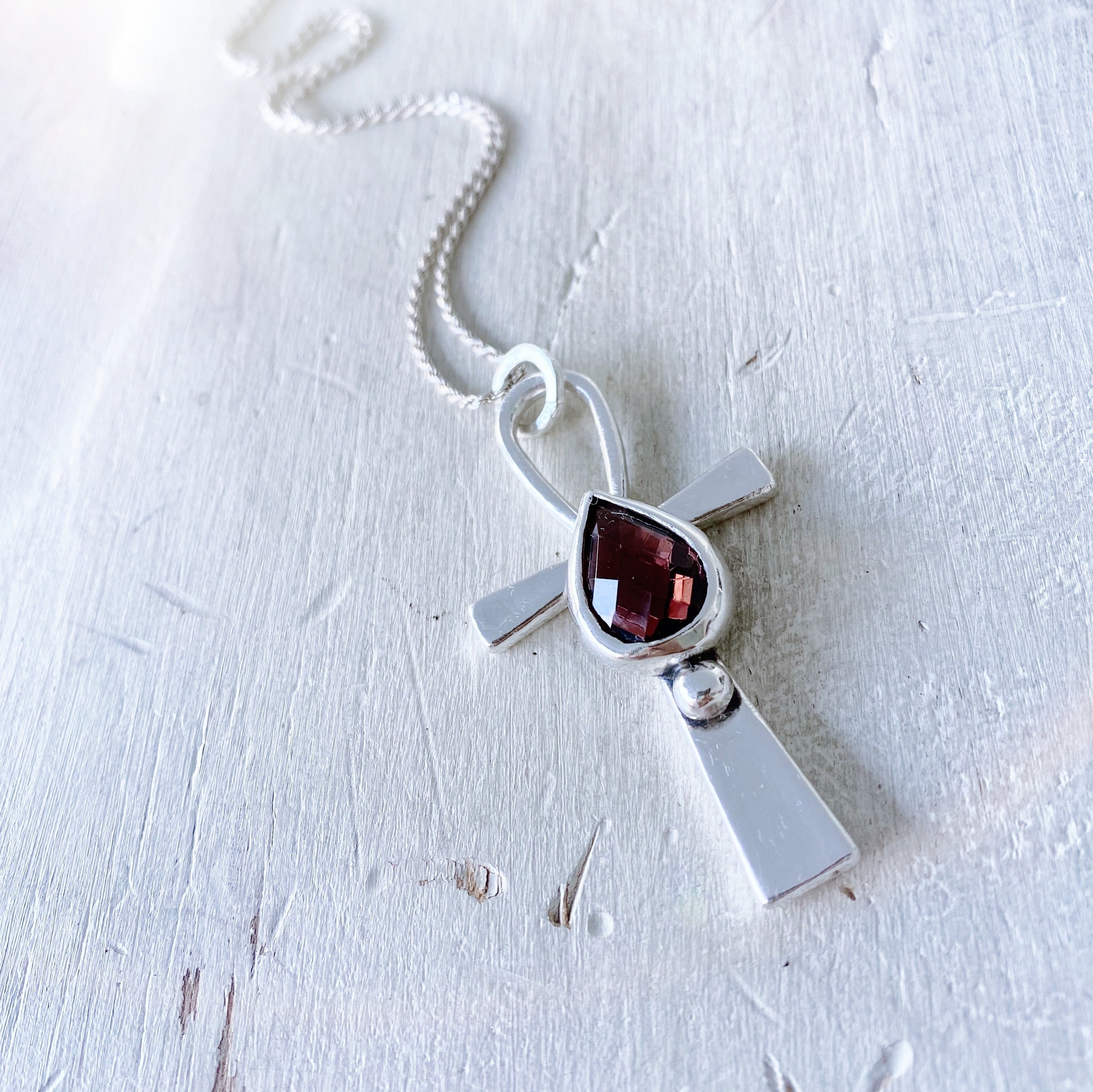 Colgante Cruz Ankh / Gota Granate