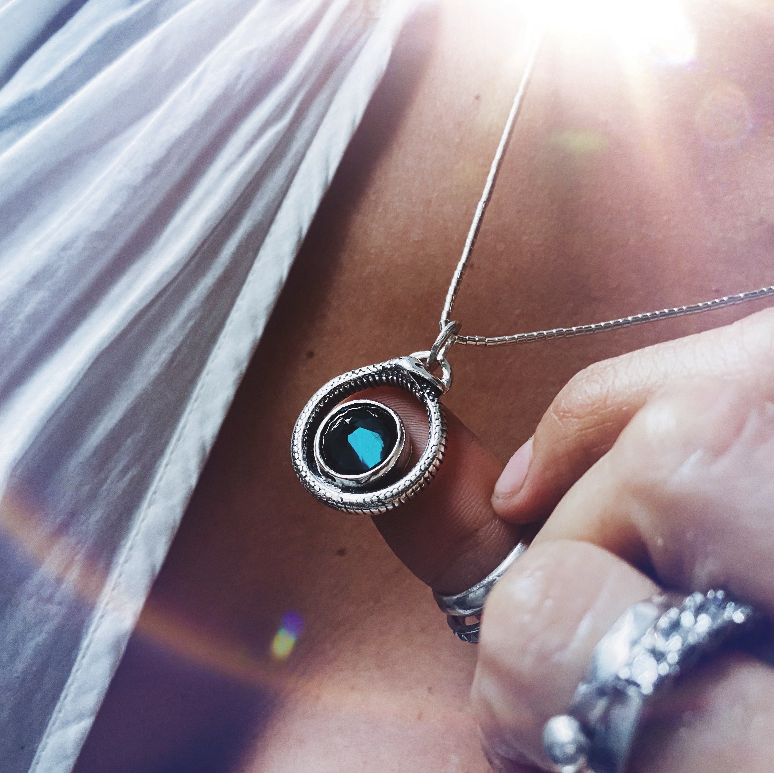 Colgante Ouroboros Topacio London Blue + Cadena Mostacillas - PRE ORDER