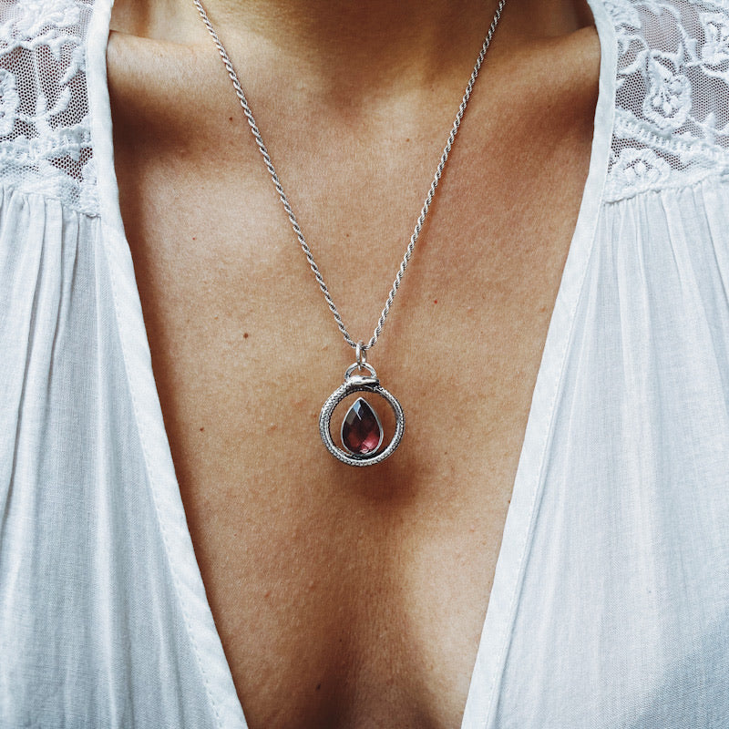 Colgante Ouroboros Gota Granate Briolette