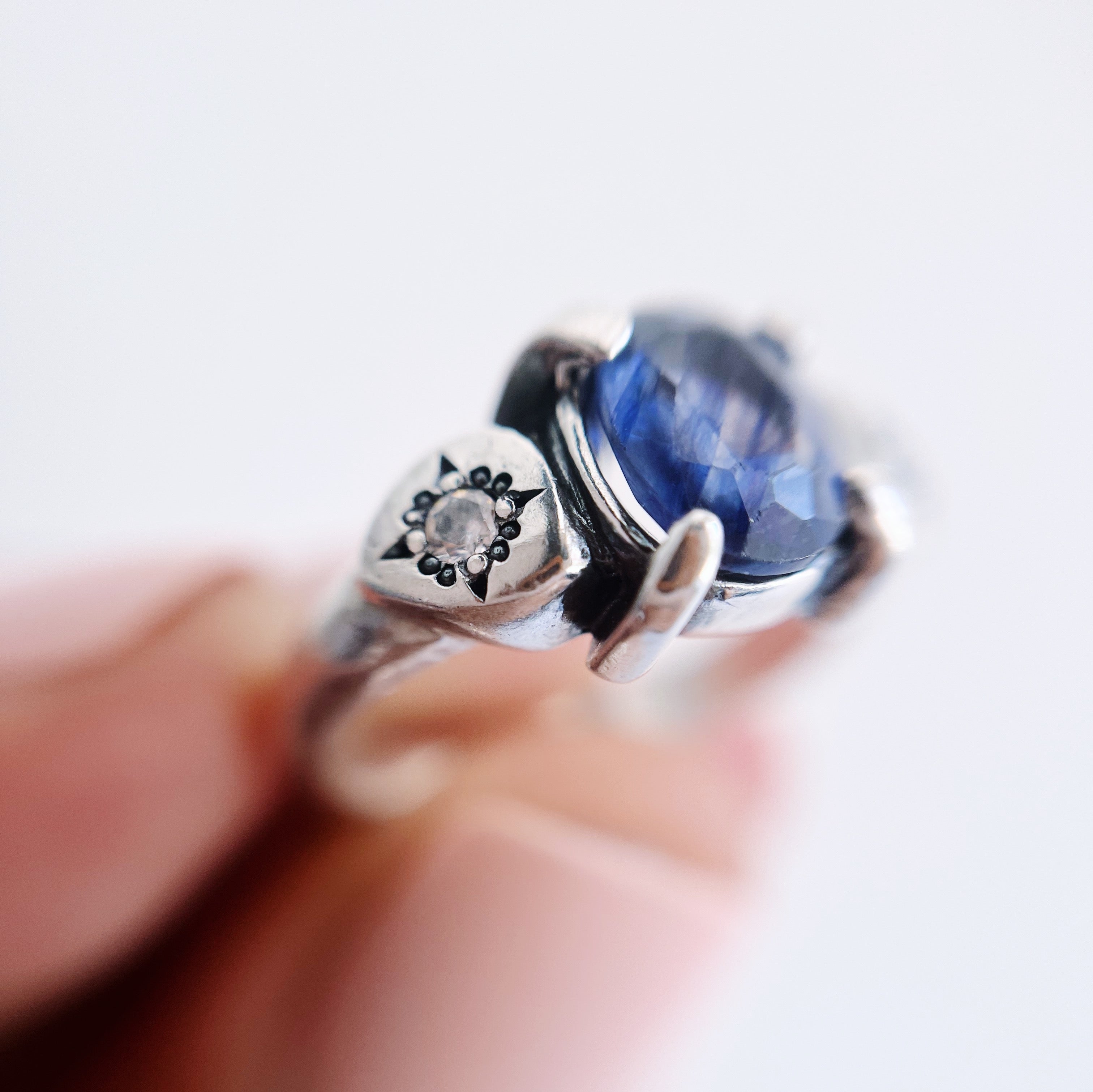 Anillo Lourdes Cianita y Moissanita