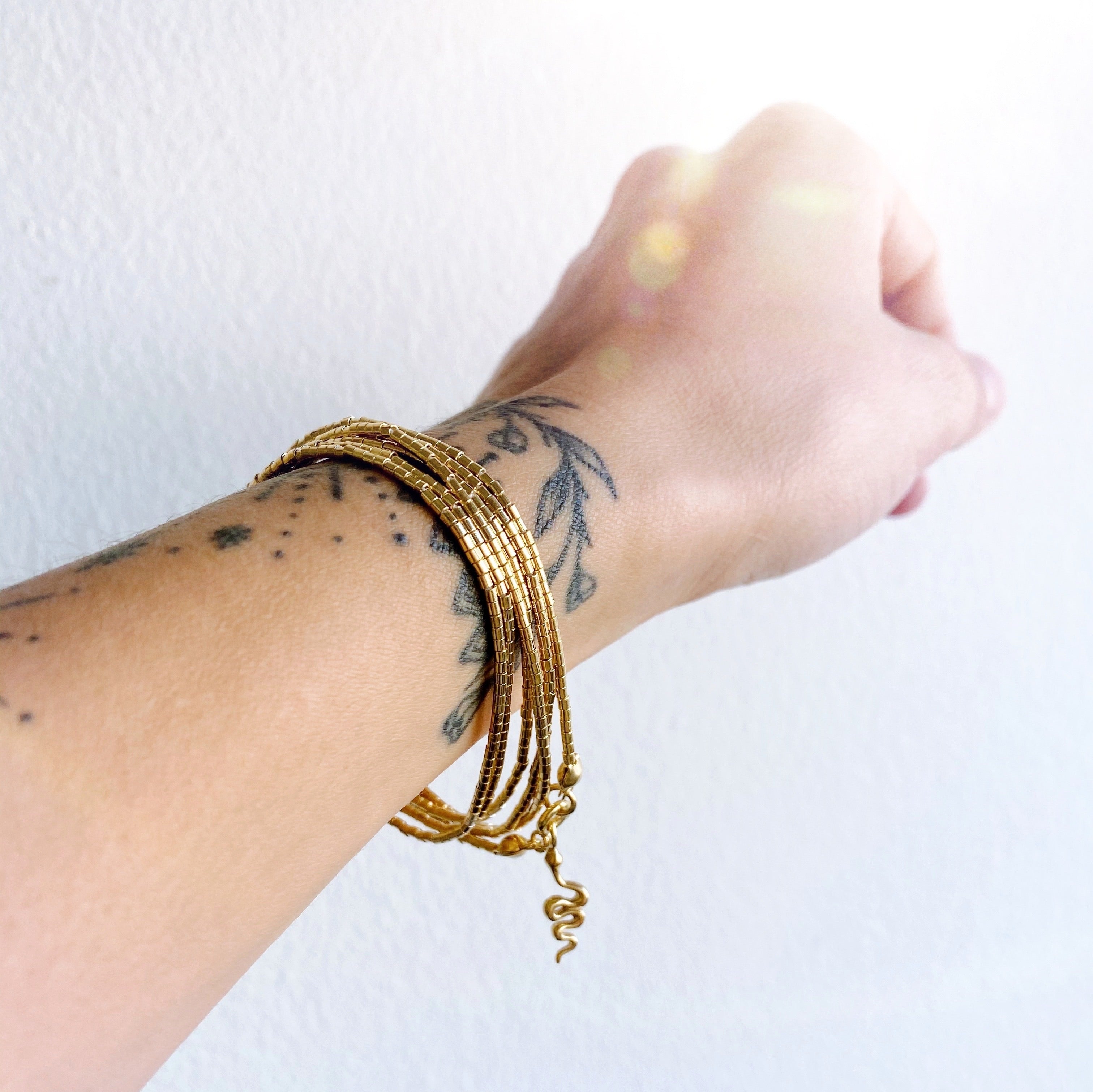 Pulsera Mostacilla Gold 6 vueltas + mini chiche sorpresa - PREVENTA