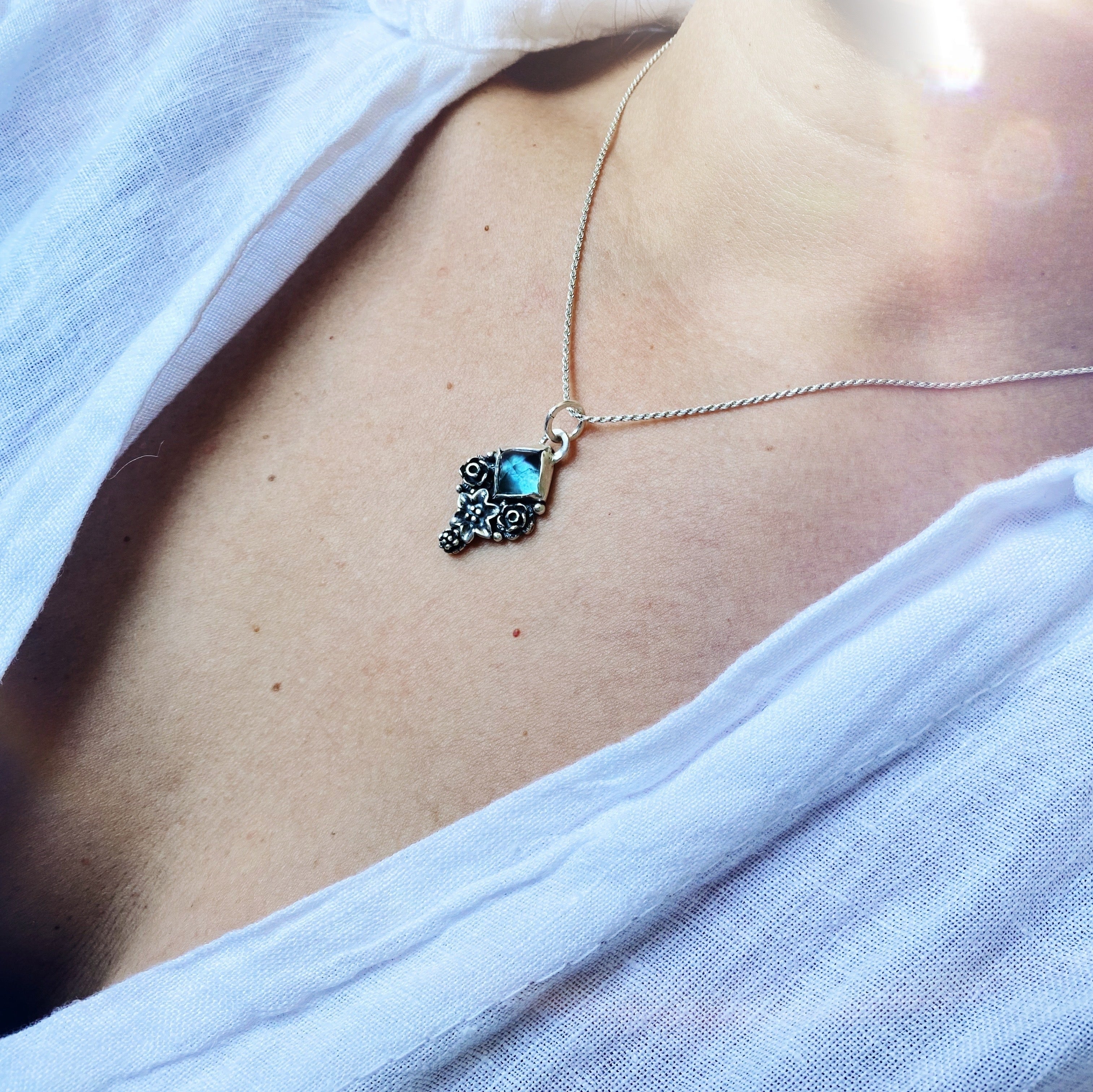 Colgante Prisma Flor Fluorita