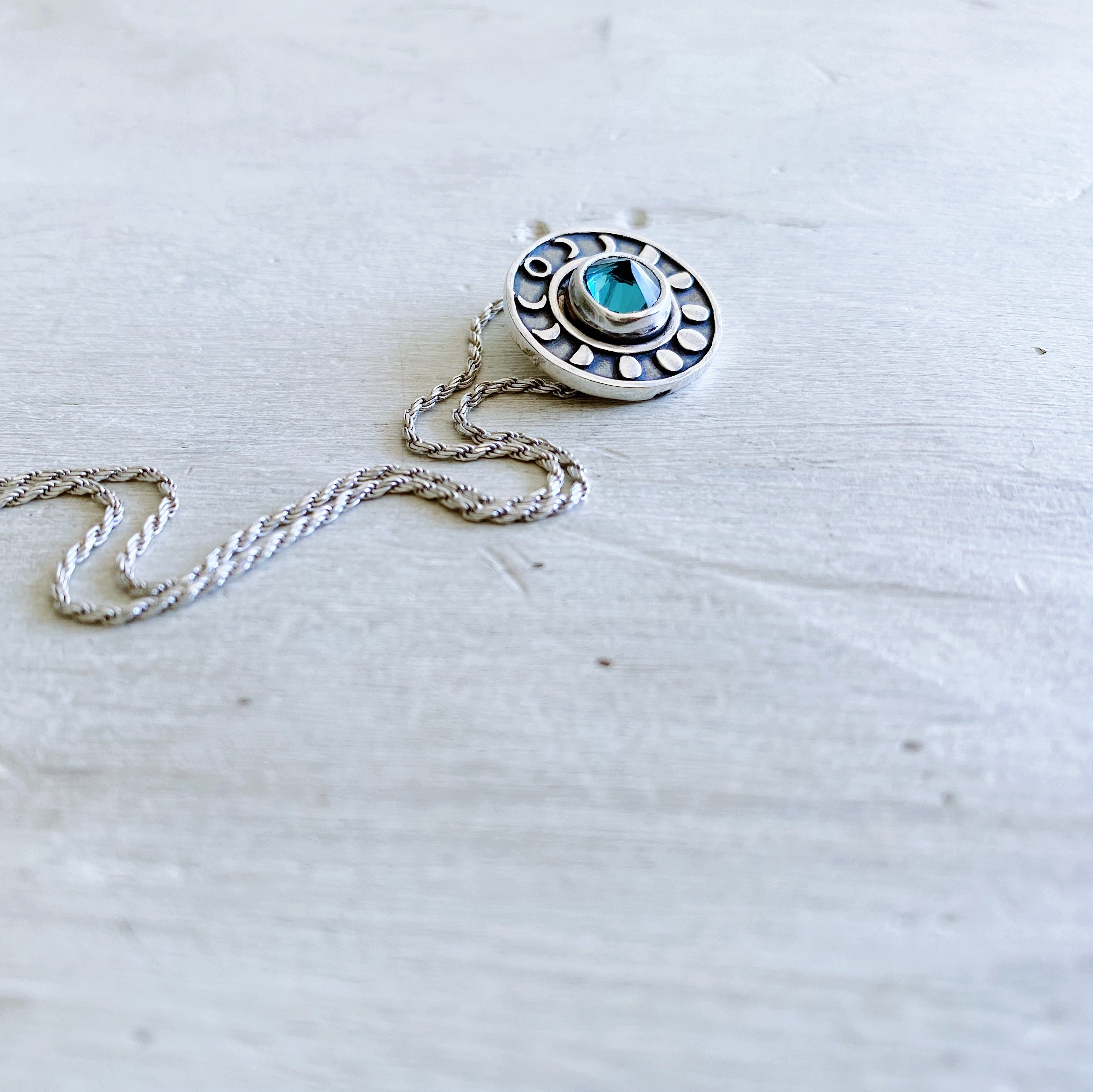 Colgante Medalla Ciclo Lunar Topacio London Blue