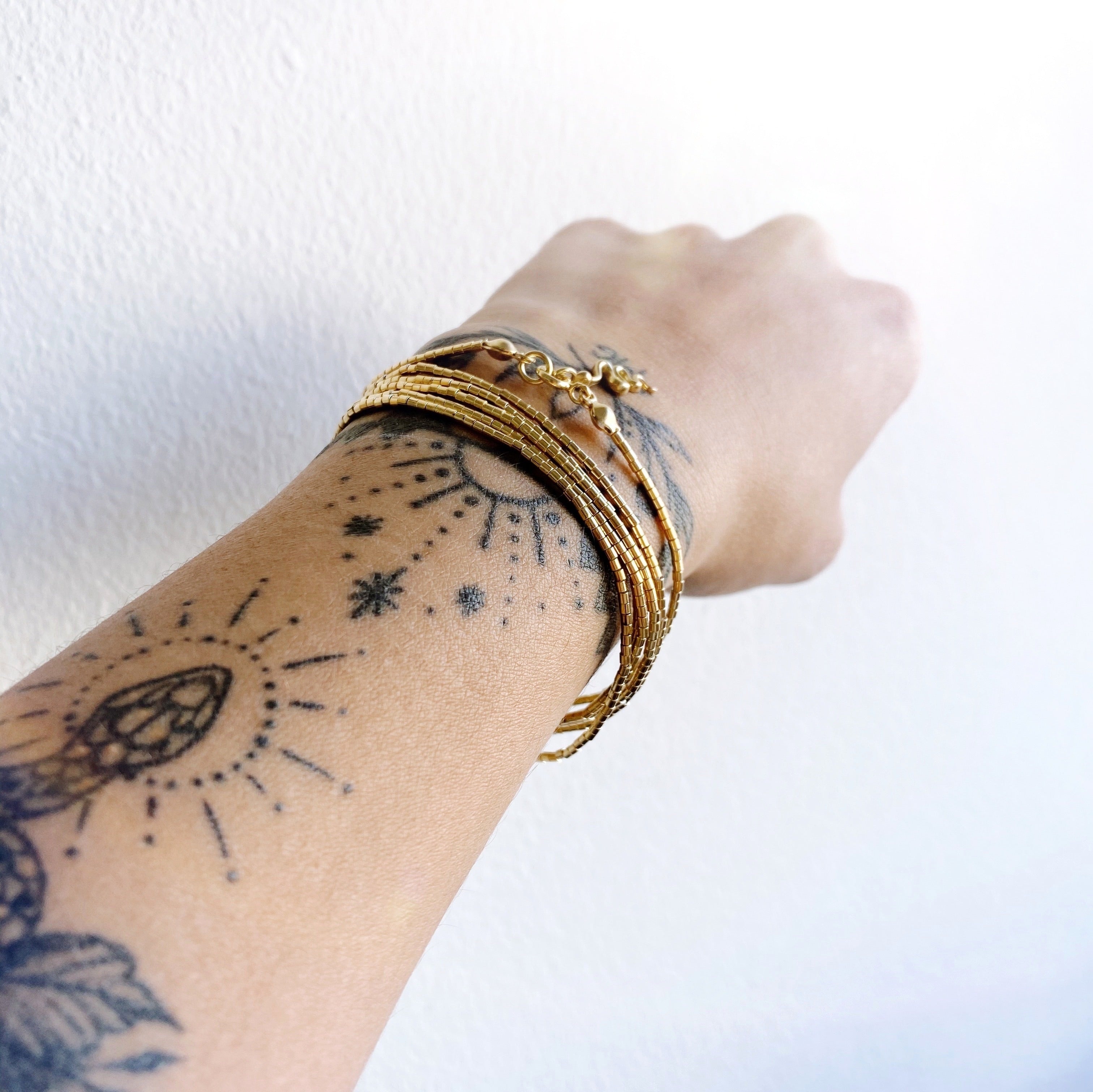 Pulsera Mostacilla Gold 6 vueltas + mini chiche sorpresa - PREVENTA