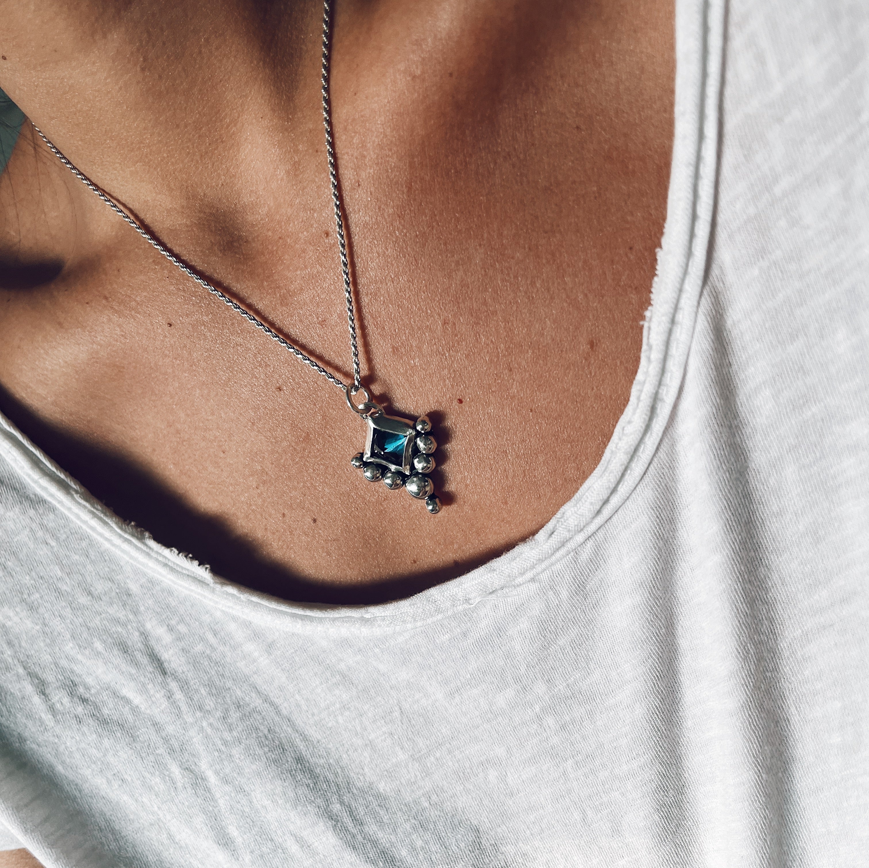 Colgante Prisma Chennai + Piedra a Eleccion