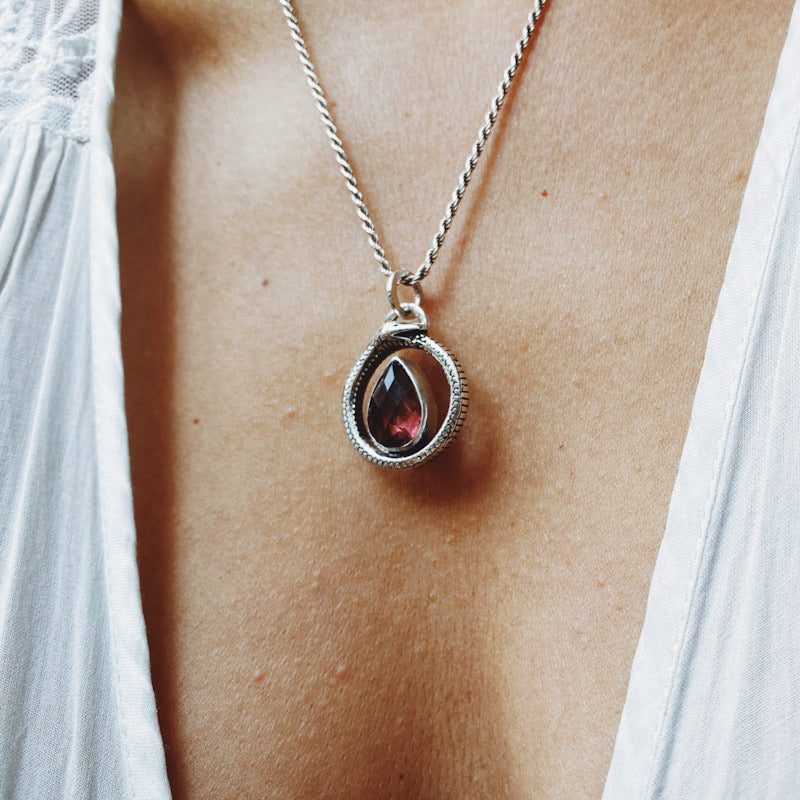 Colgante Ouroboros Gota Granate Briolette