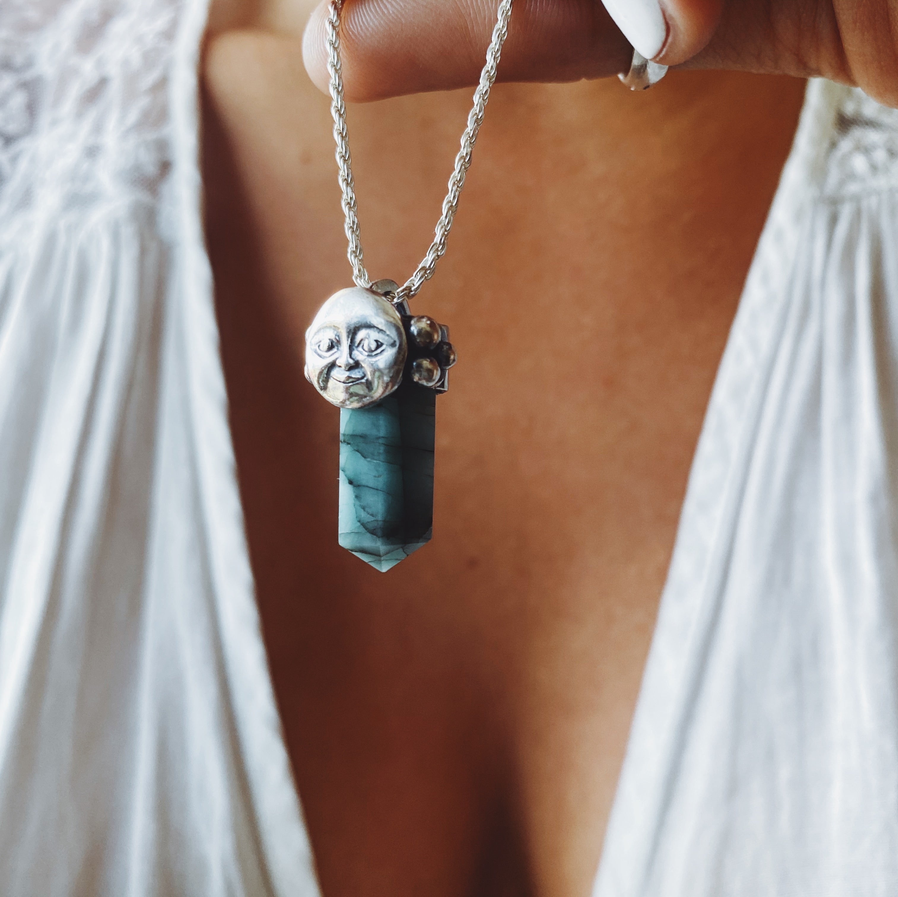 Colgante Moonface Dots raíz de Esmeralda