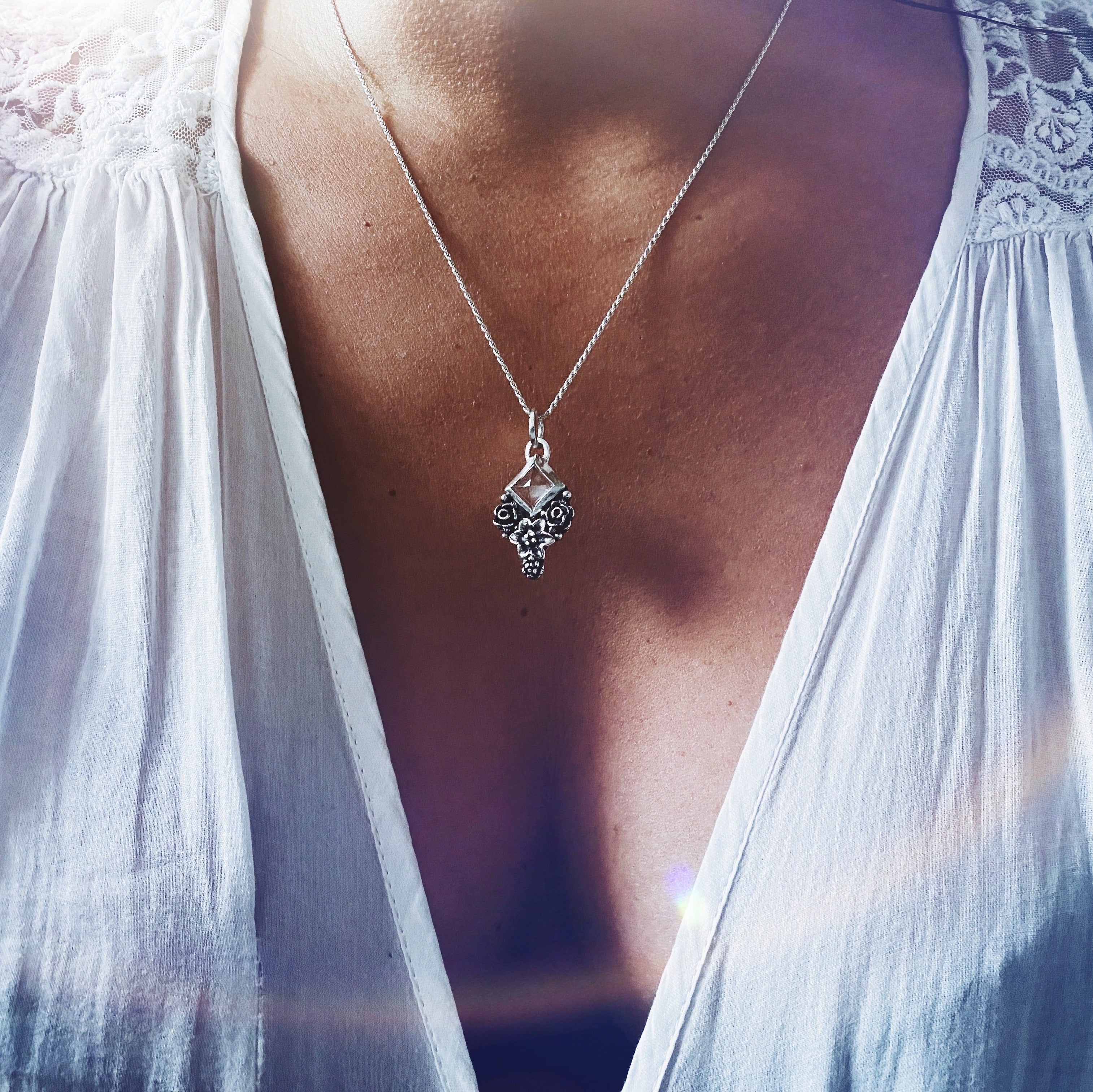 Colgante Prisma Flor Topacio Blanco