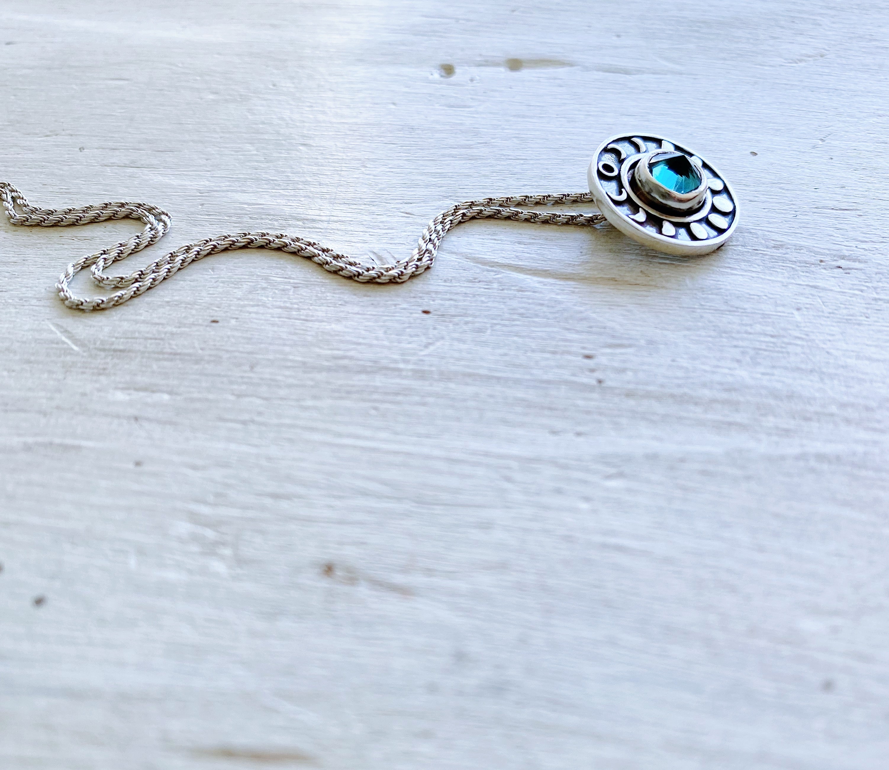 Colgante Medalla Ciclo Lunar Topacio London Blue