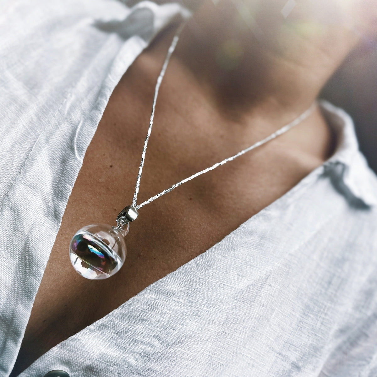 Collar Capsula de Agua de Luna Aura