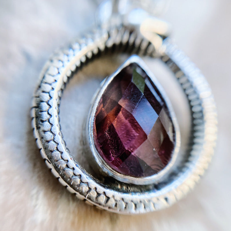 Colgante Ouroboros Gota Granate Briolette
