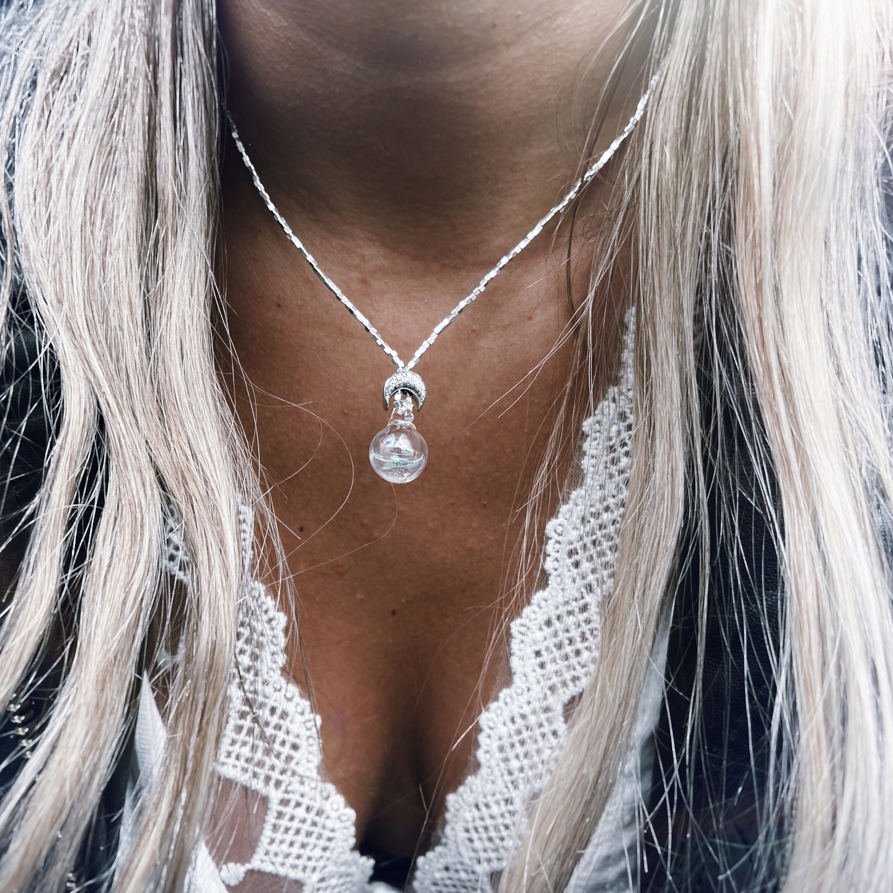 Collar Mini Capsula de Agua de Luna