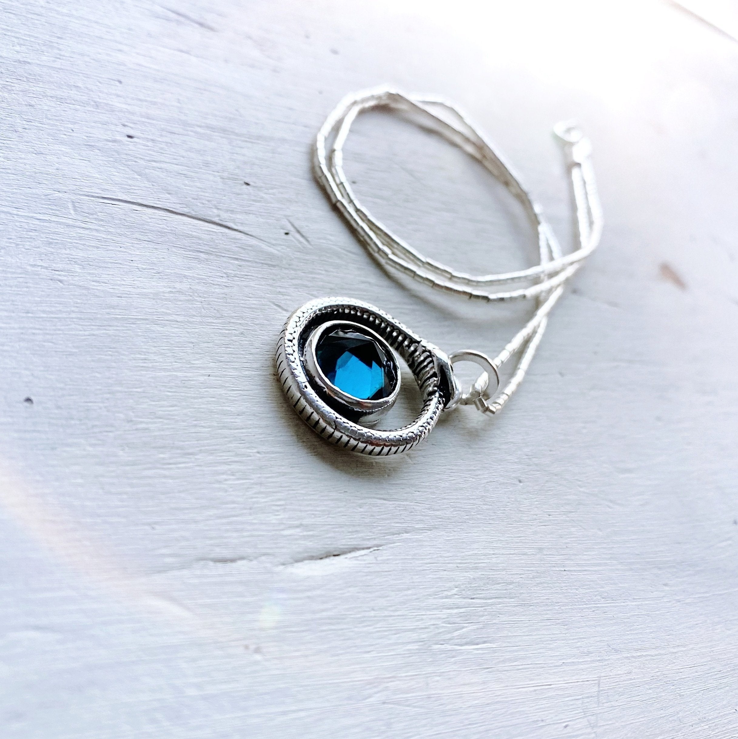 Collar Ouroboros Topacio London Blue - PREVENTA
