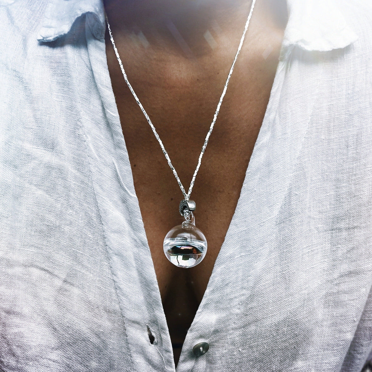 Collar Capsula de Agua de Luna Aura