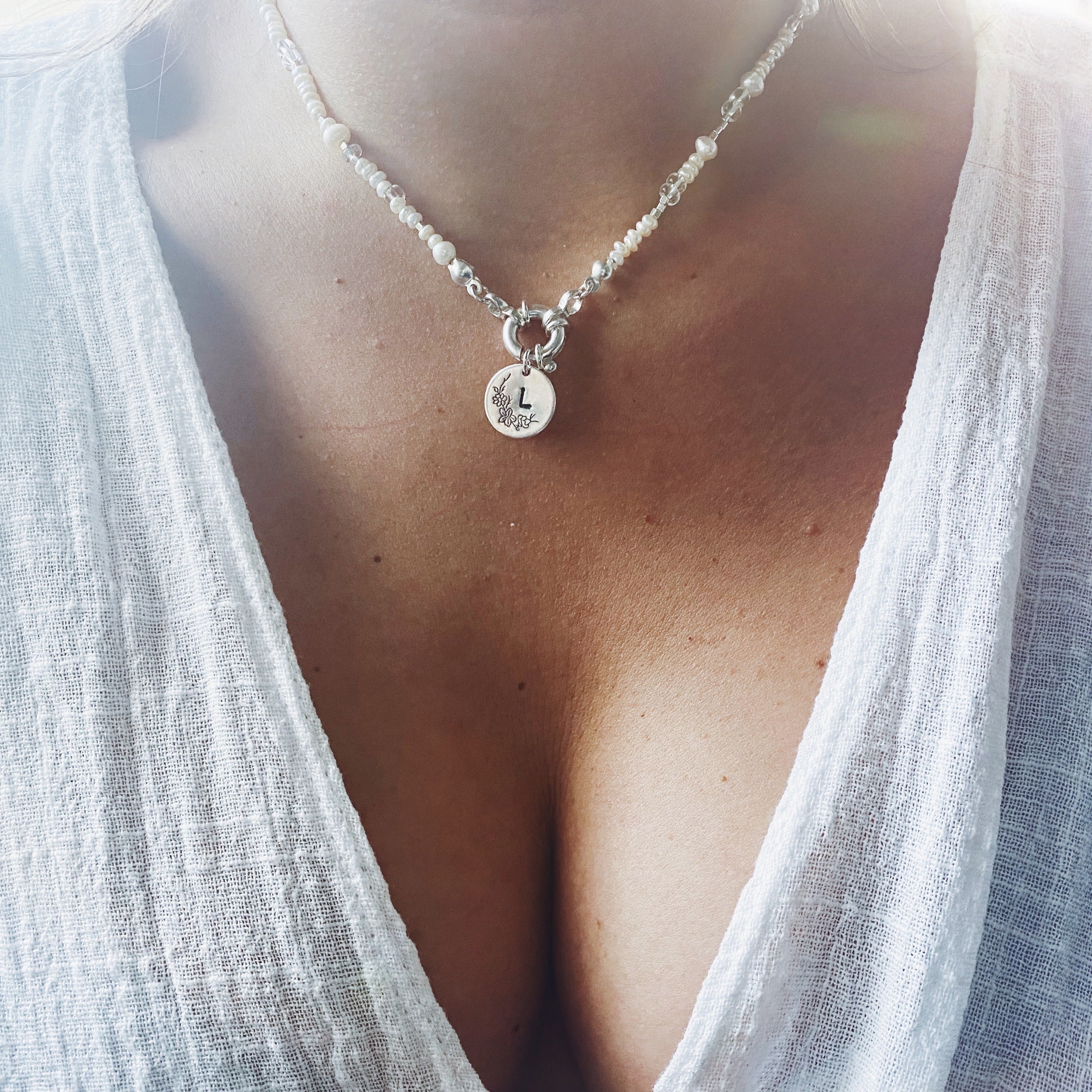Collar Alba + Medalla Flor inicial.