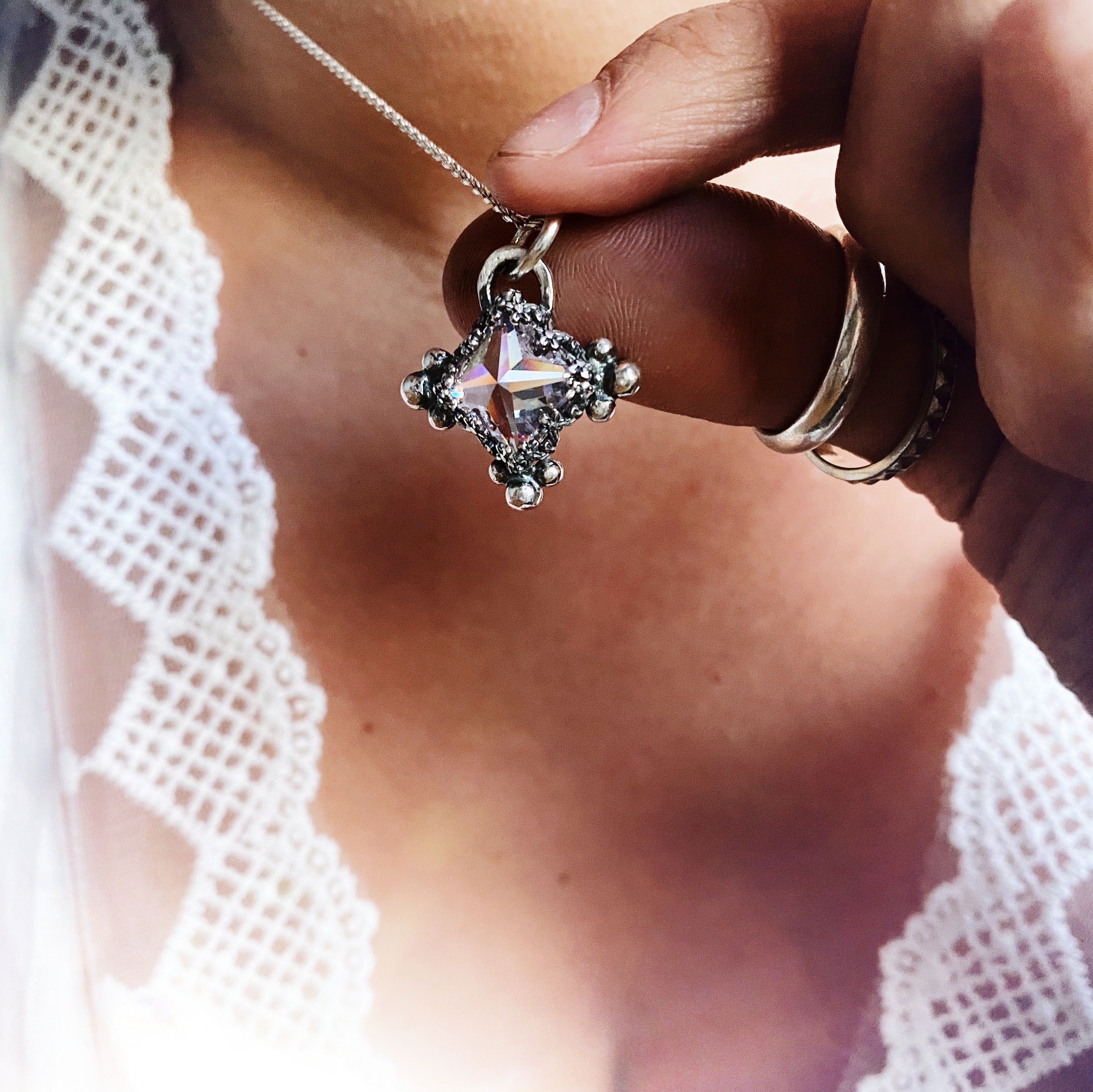 Colgante Prisma Sexy Lace - Varias Piedras