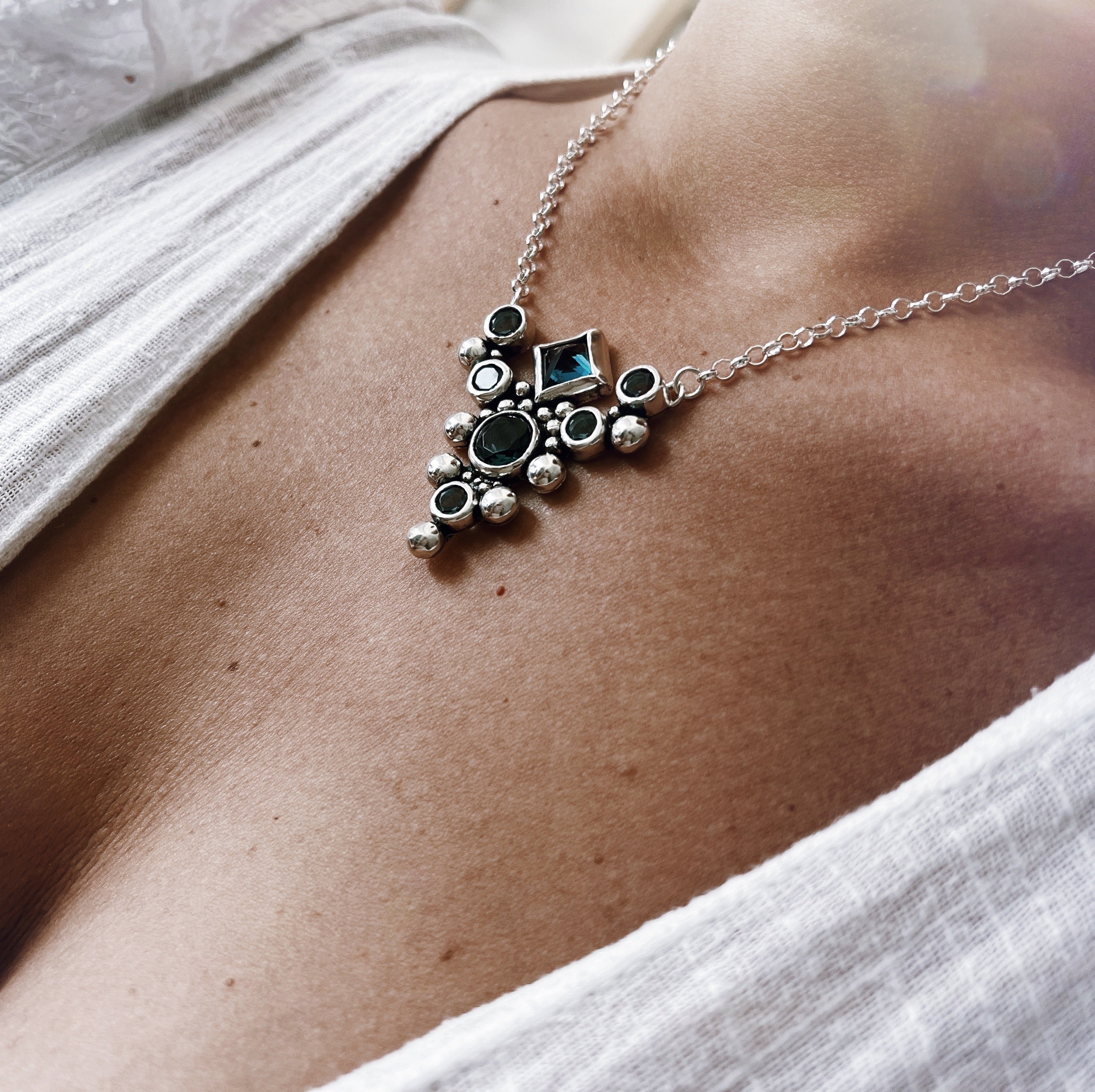 Collar Reina Victoria - London Blue