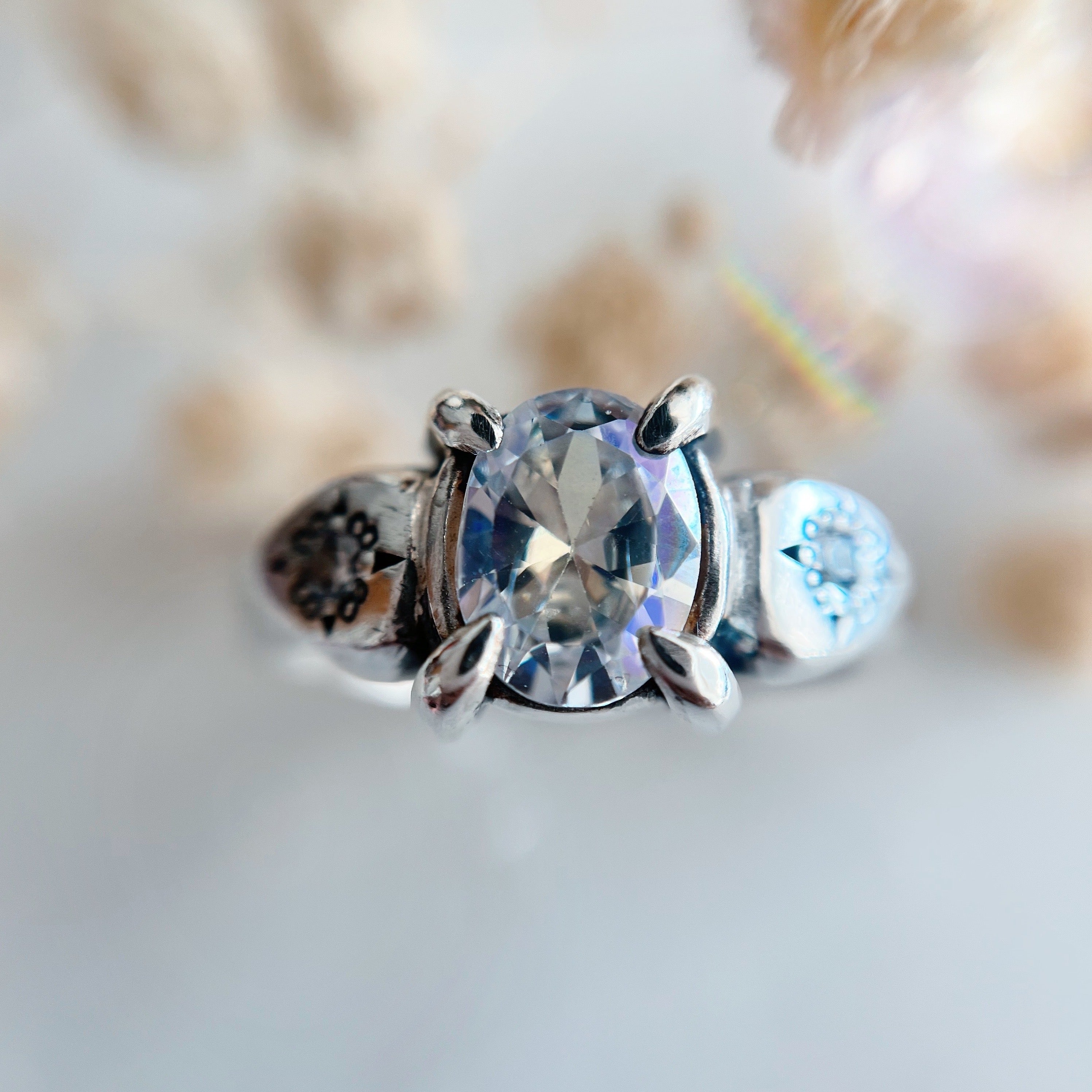 Anillo Lourdes Alaska y Moissanitas