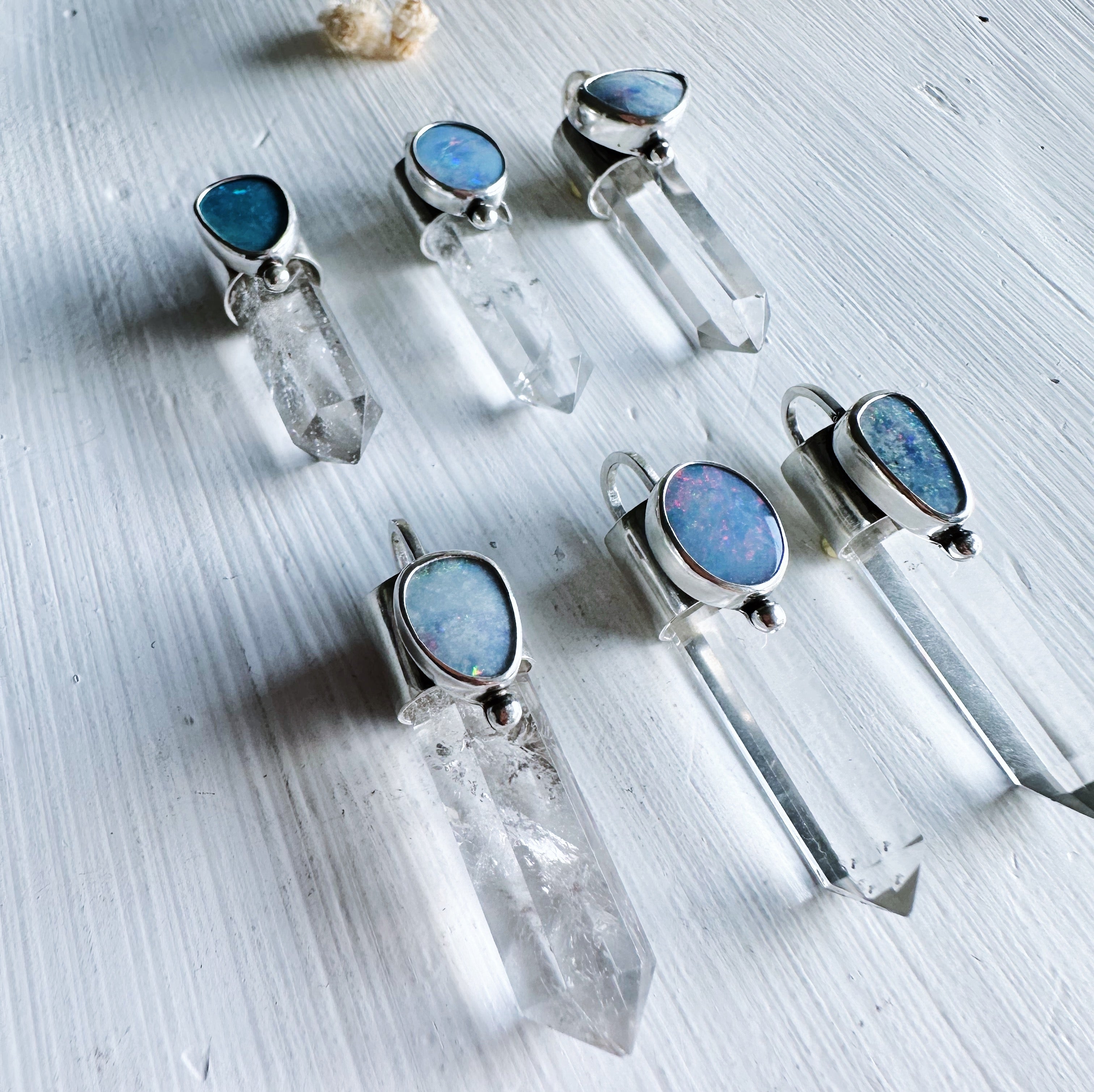 Colgante Punta Cuarzo y Opalos - Tienda Delacons Joyas