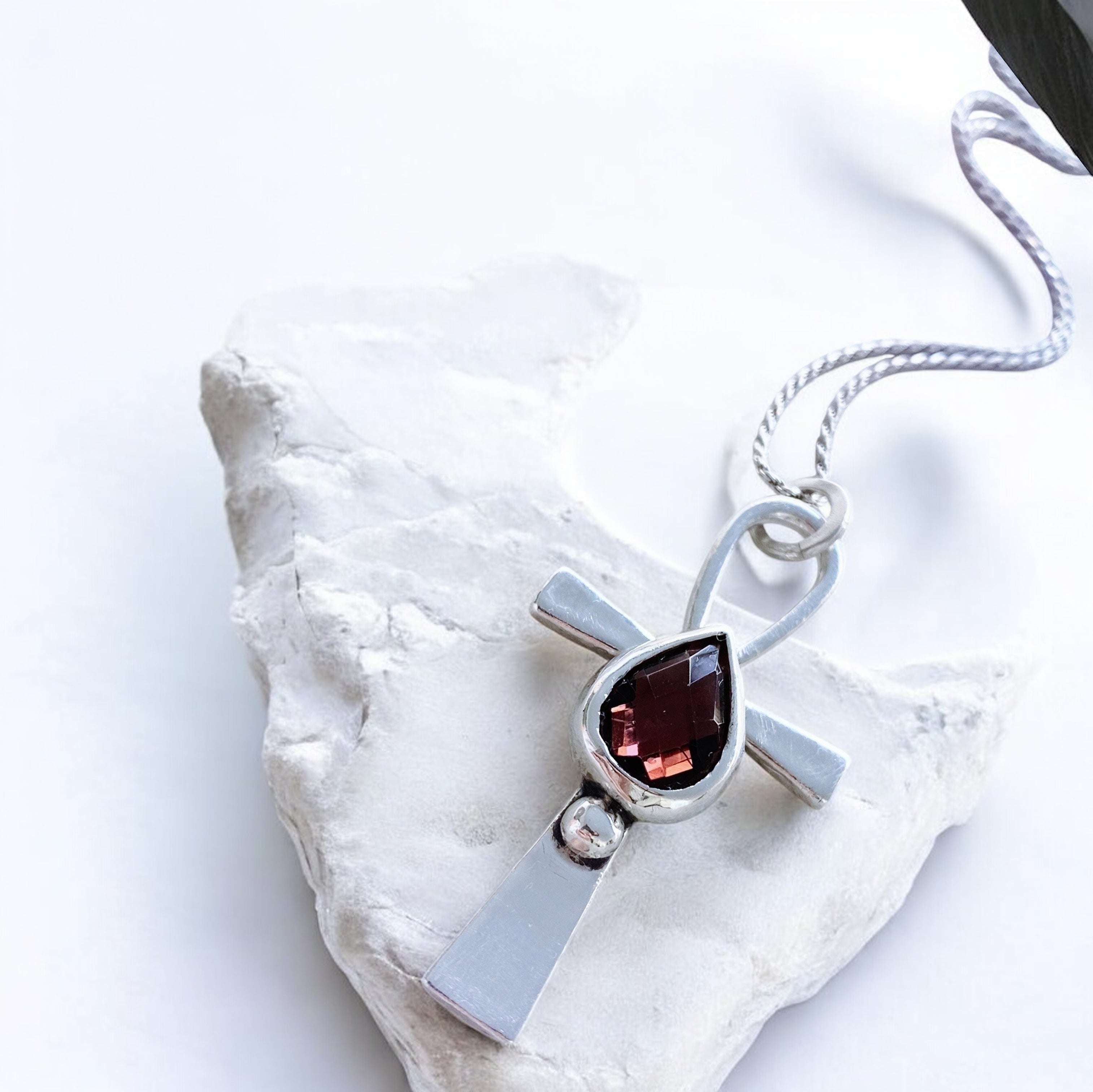 Colgante Cruz Ankh Gota- Varias Piedras